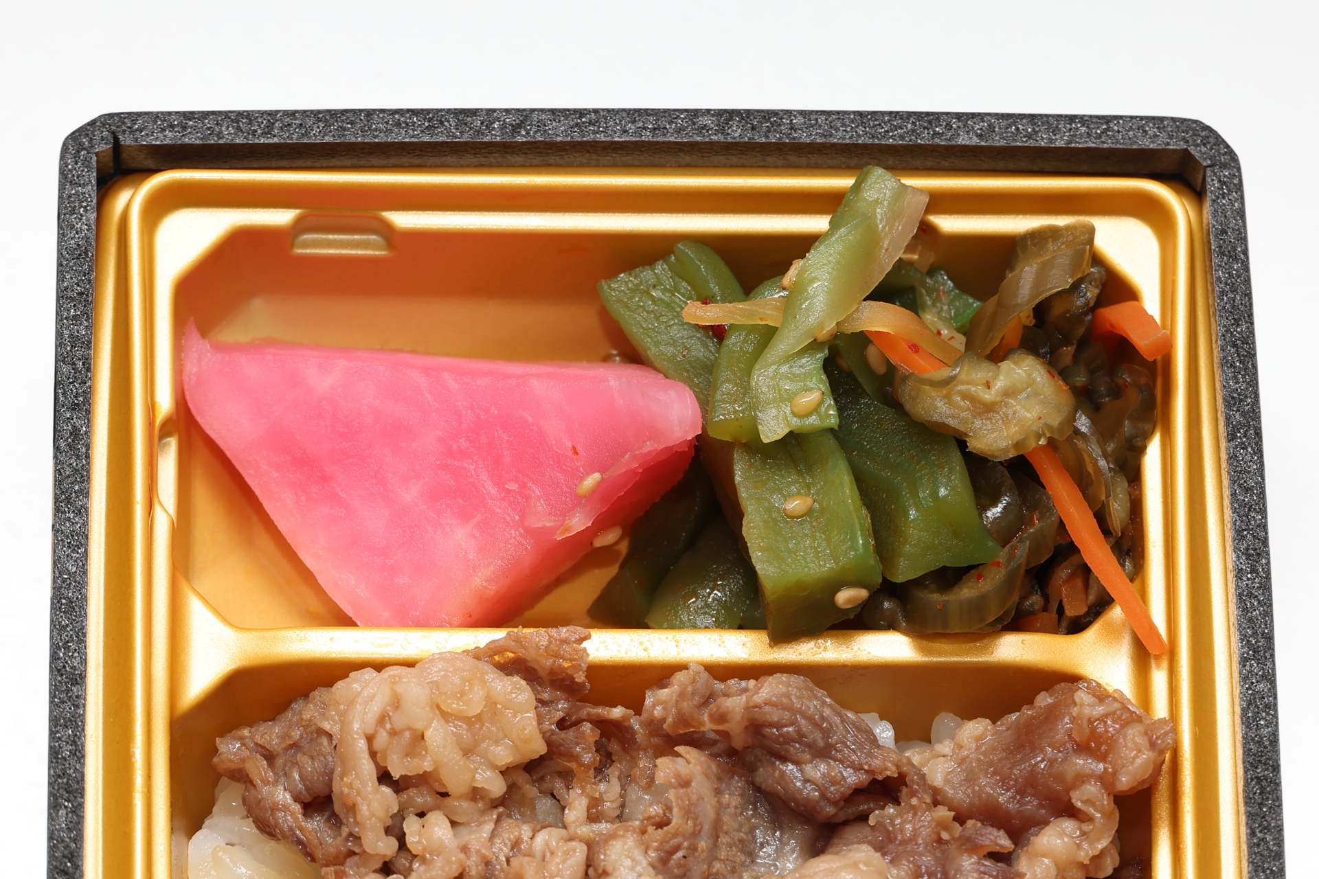刺激の少ないまろやかなさっぱり感と、シャッキリした歯応えの漬物は牛肉とよく合っています