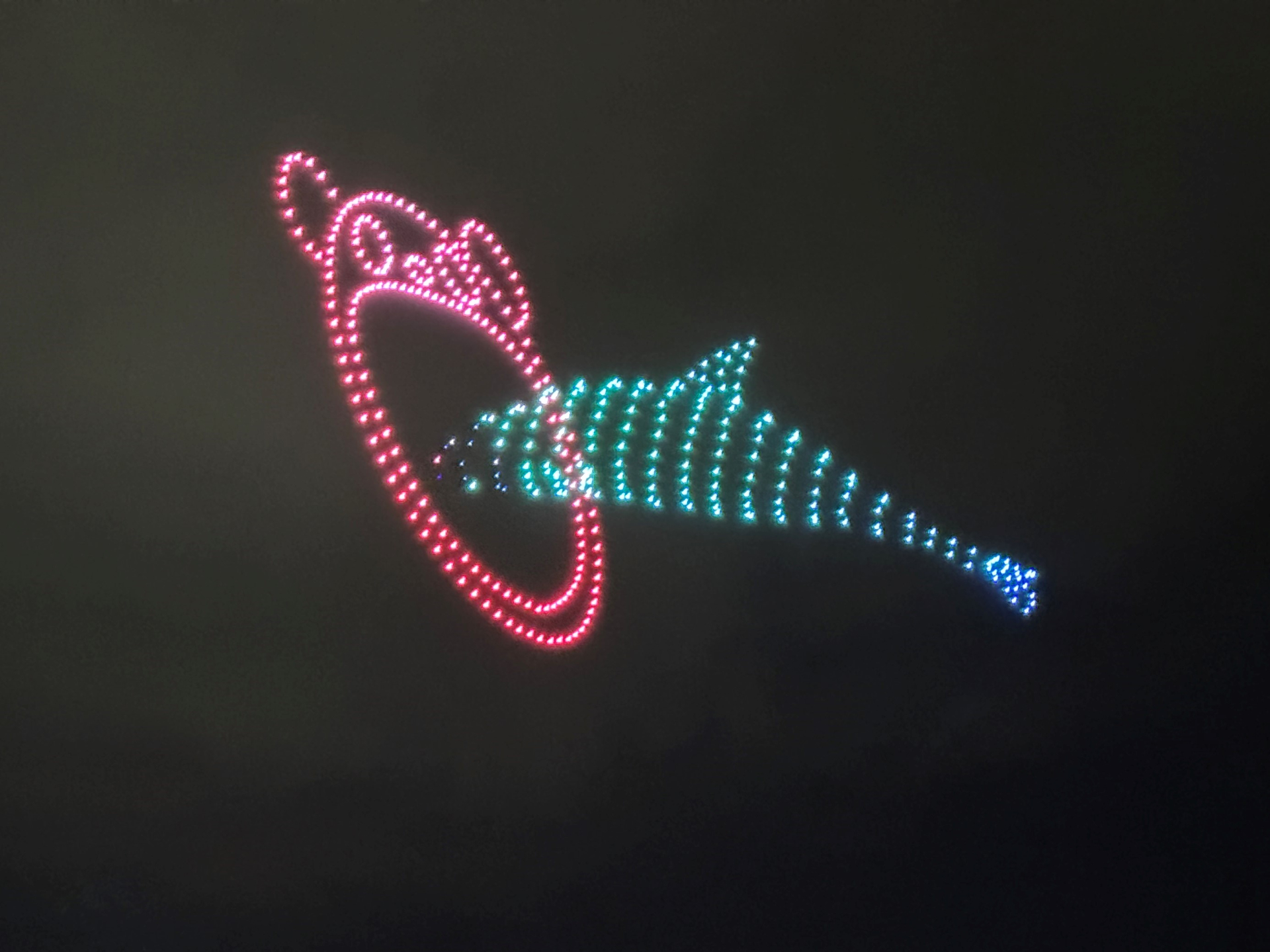 ドローン500機が夜空に絵や文字を描く光×音楽のショー