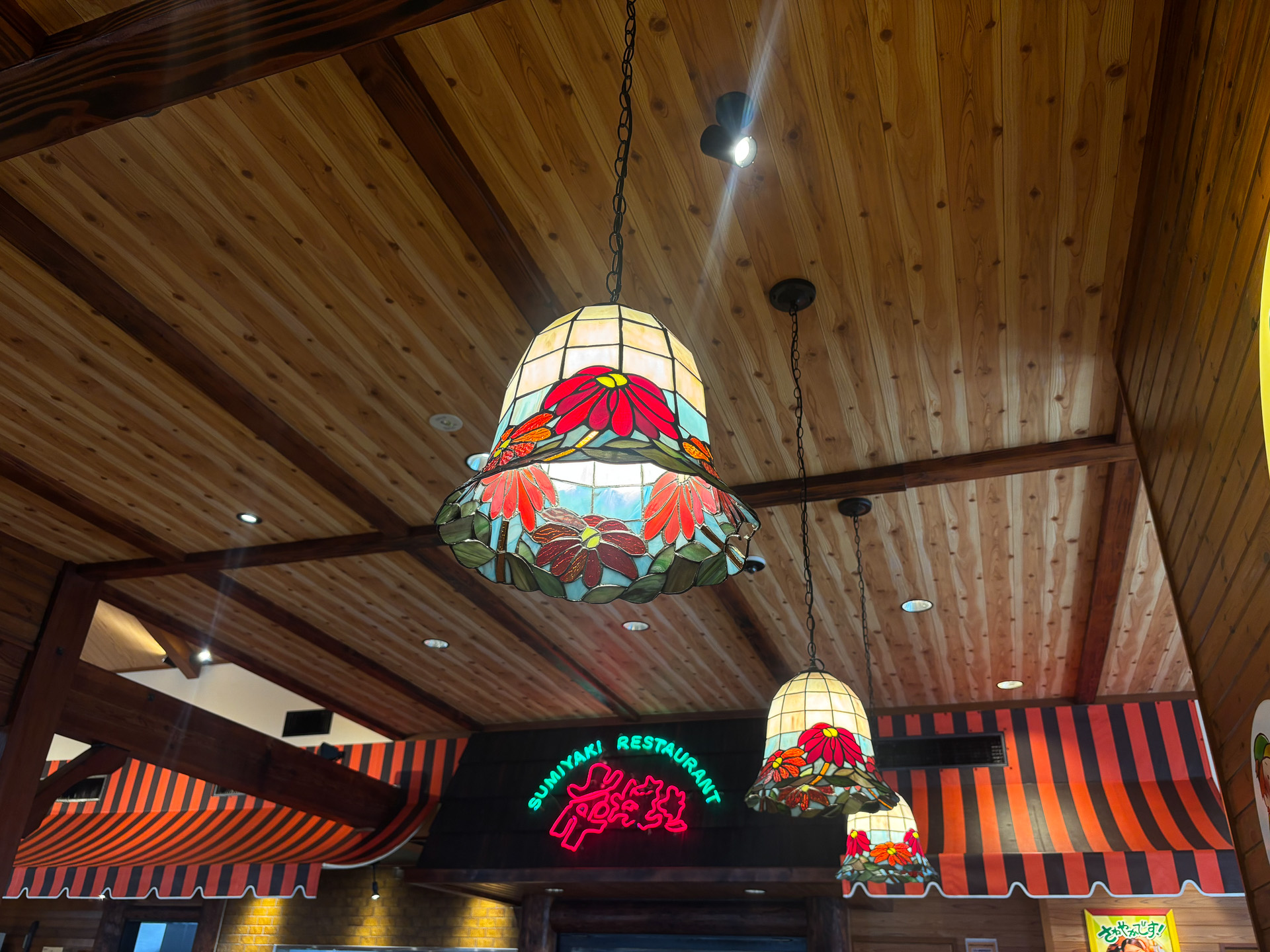 ランプがかわいいさわやかの店内
