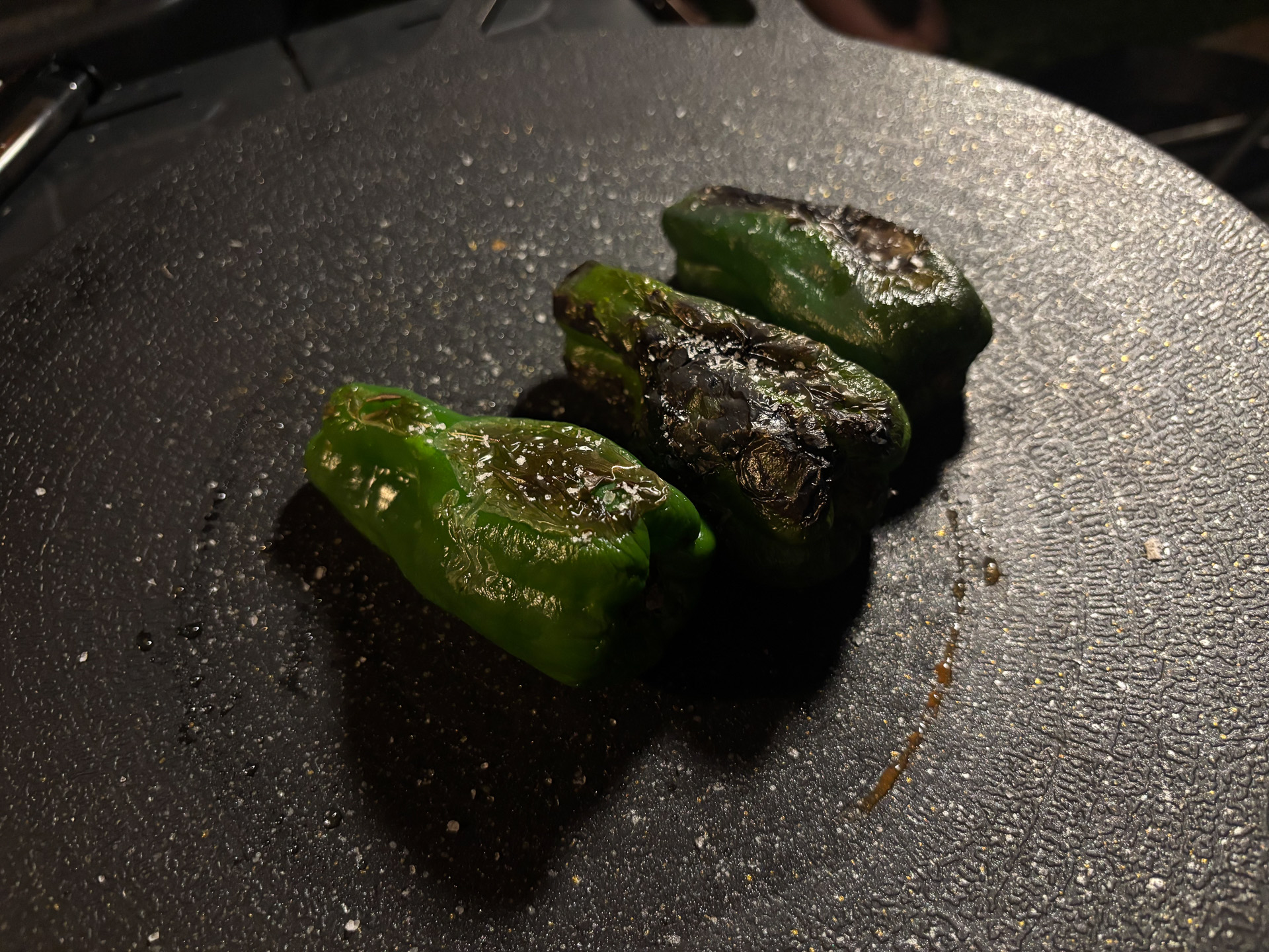 焚き火で焼いたピーマン、しっとり甘い