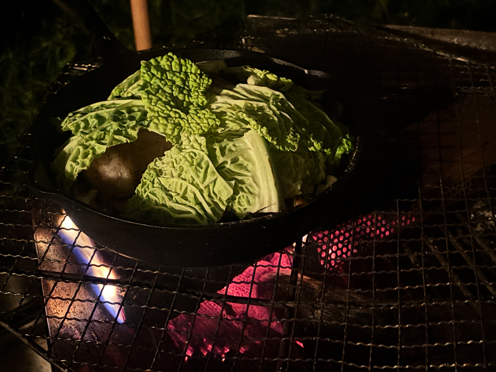 椎茸はサヴォイキャベツで蓋をして蒸し焼きに