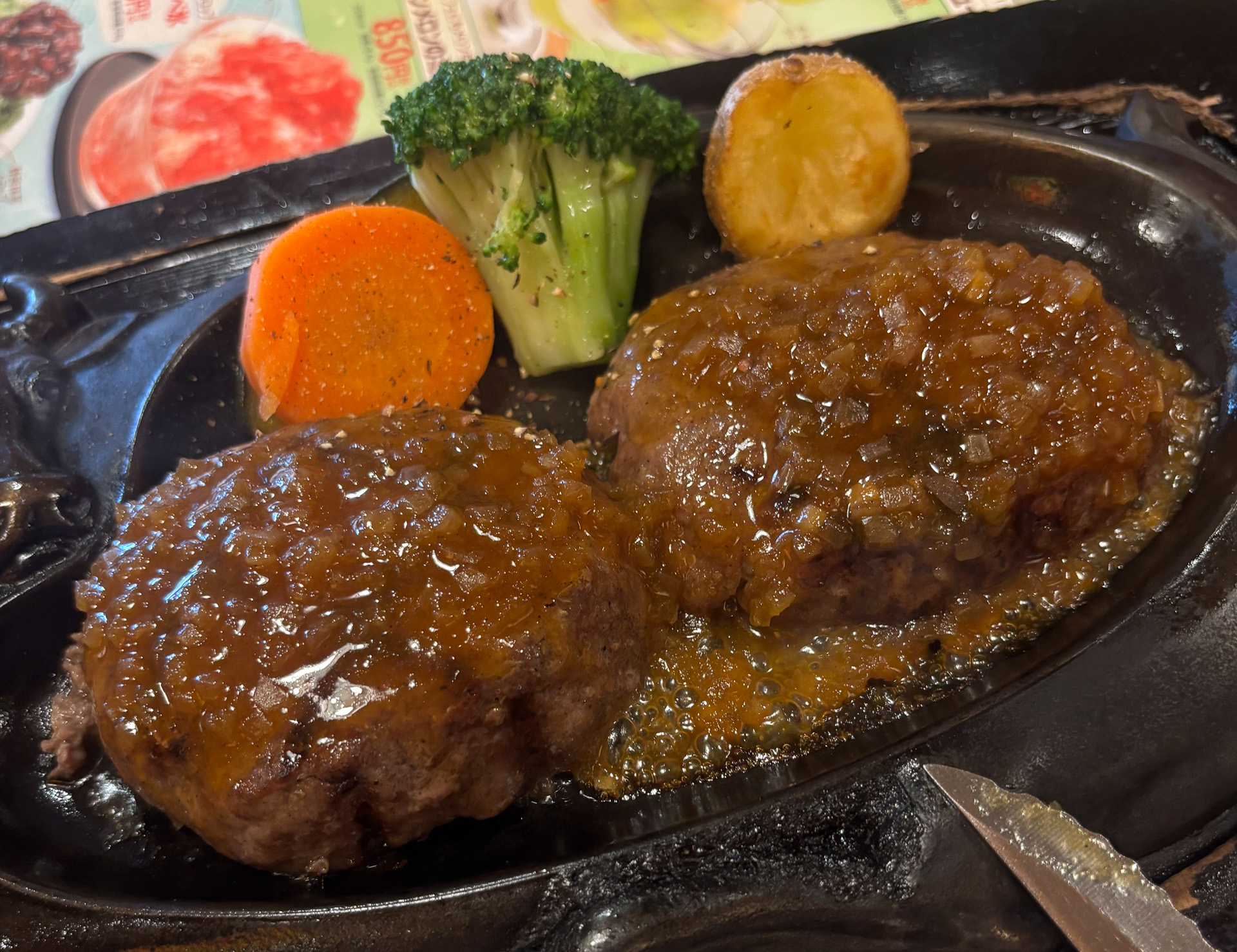 定番の牛ハンバーグはオニオンソースで