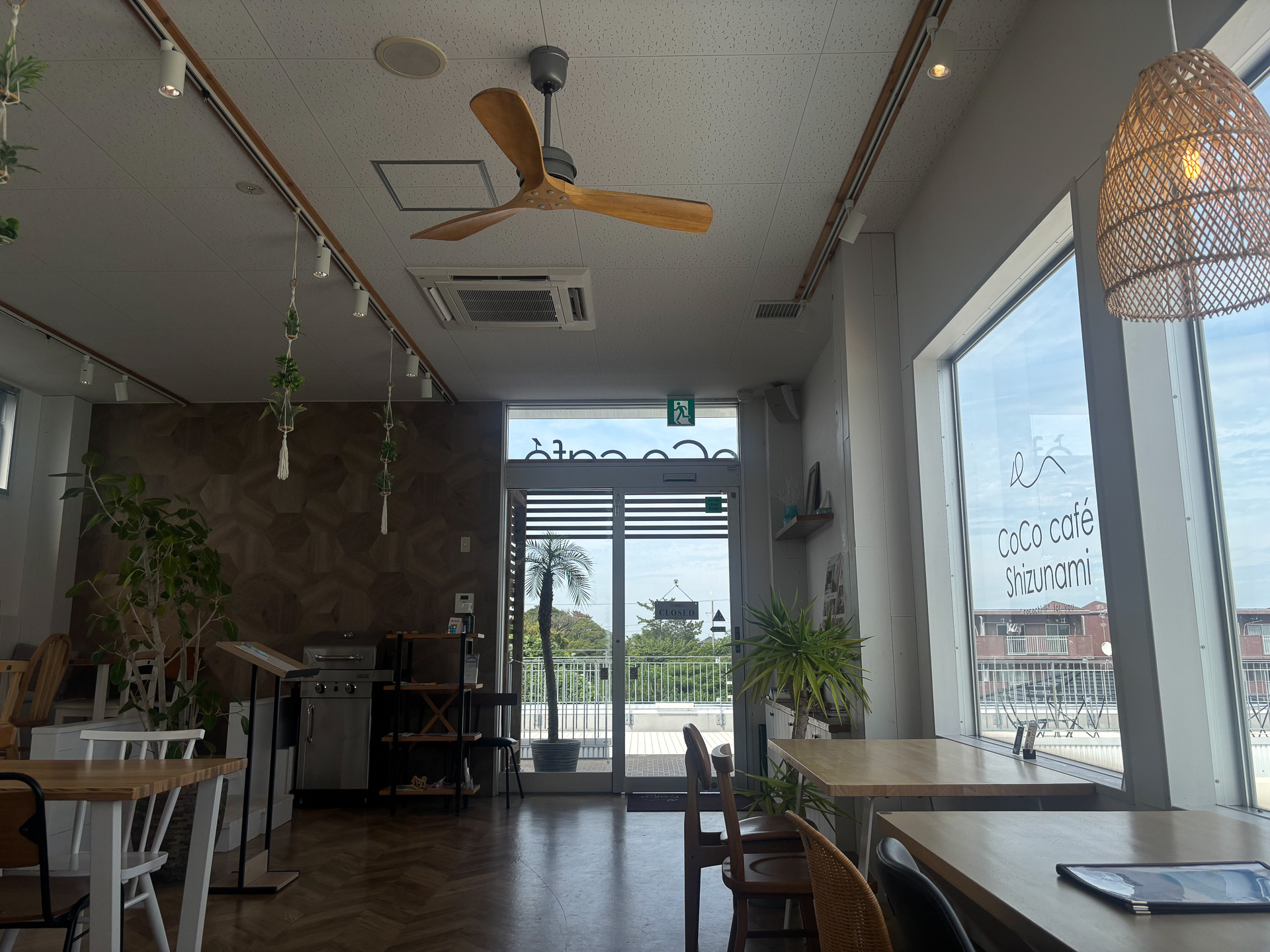白を基調としたcoco cafe静波
