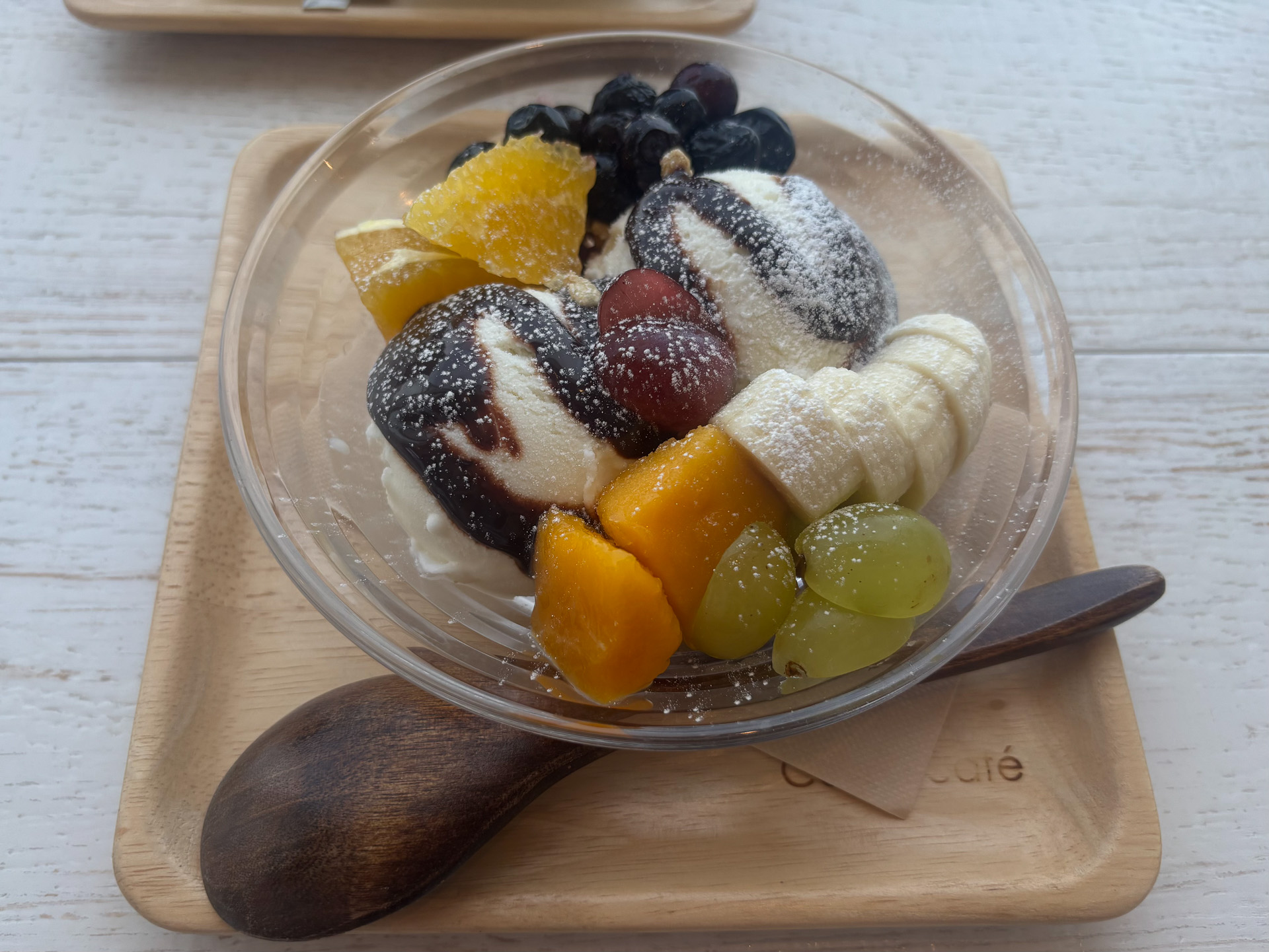 ヨーグルトアイスにフルーツの乗ったヨアボ