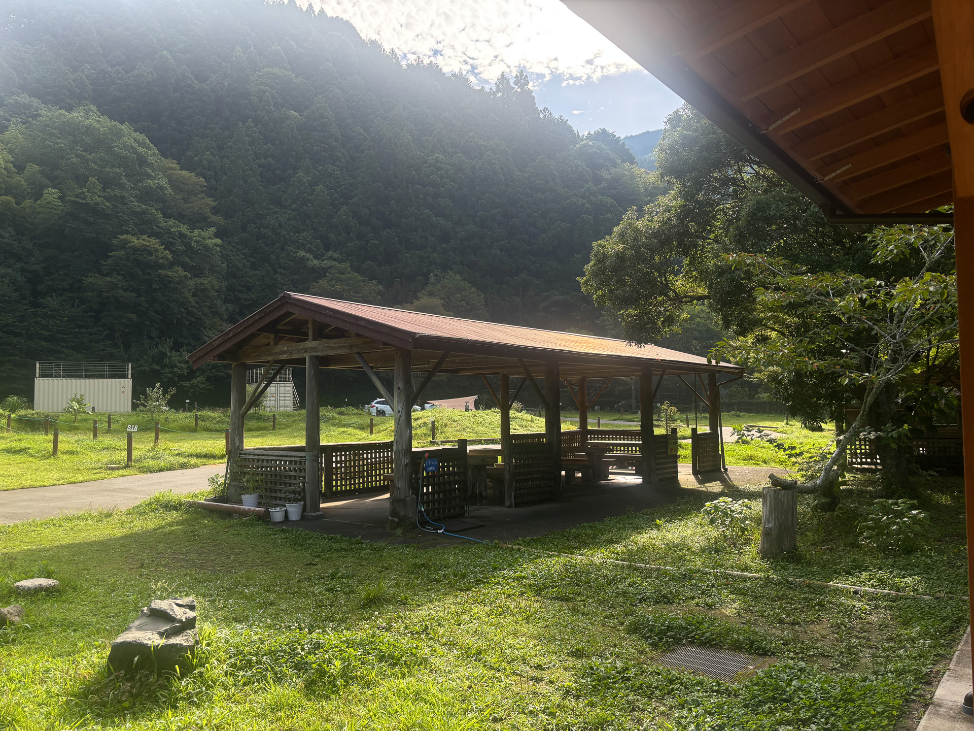 屋根付きのテーブル席