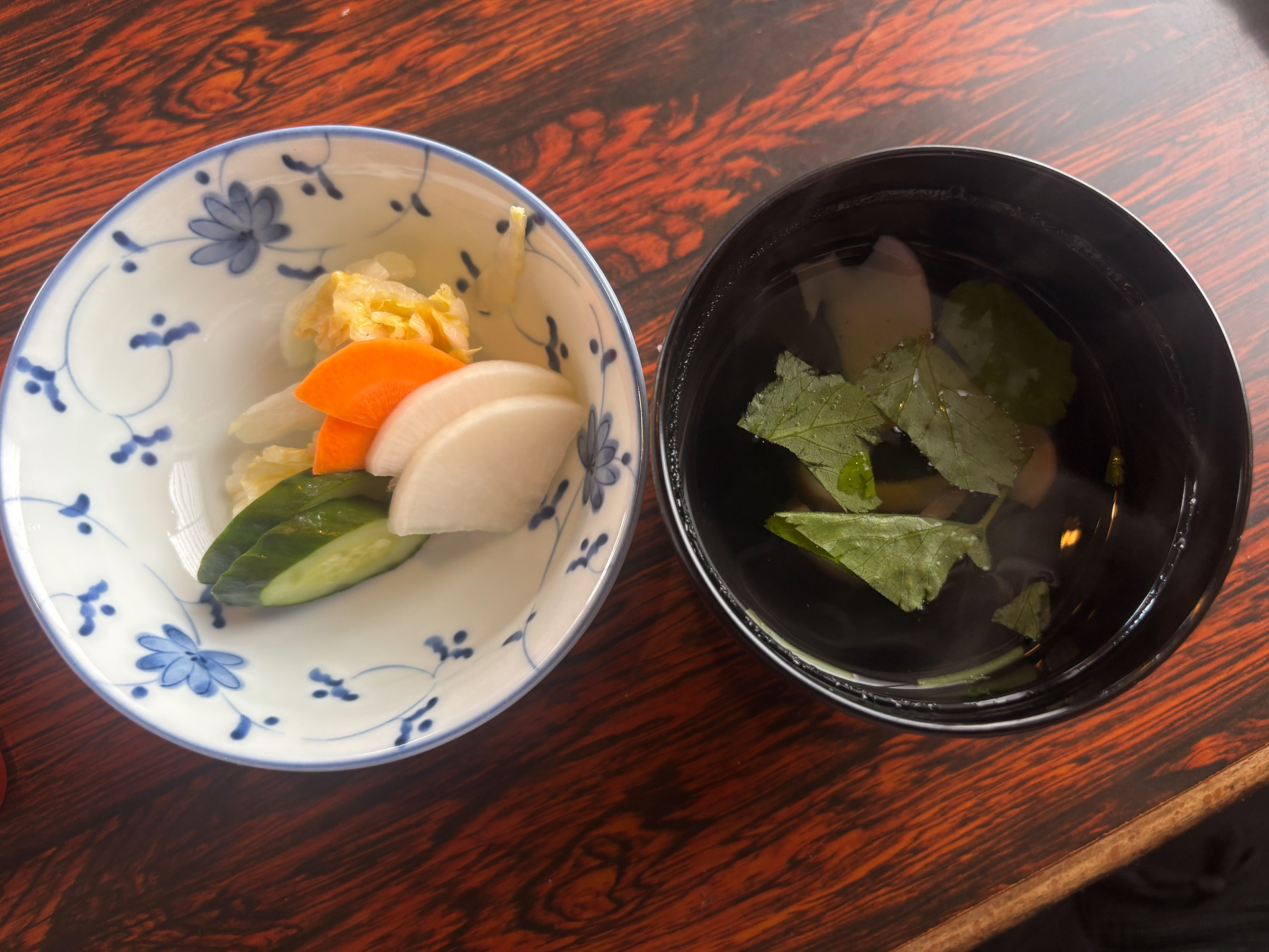 お新香とお吸い物が付きます