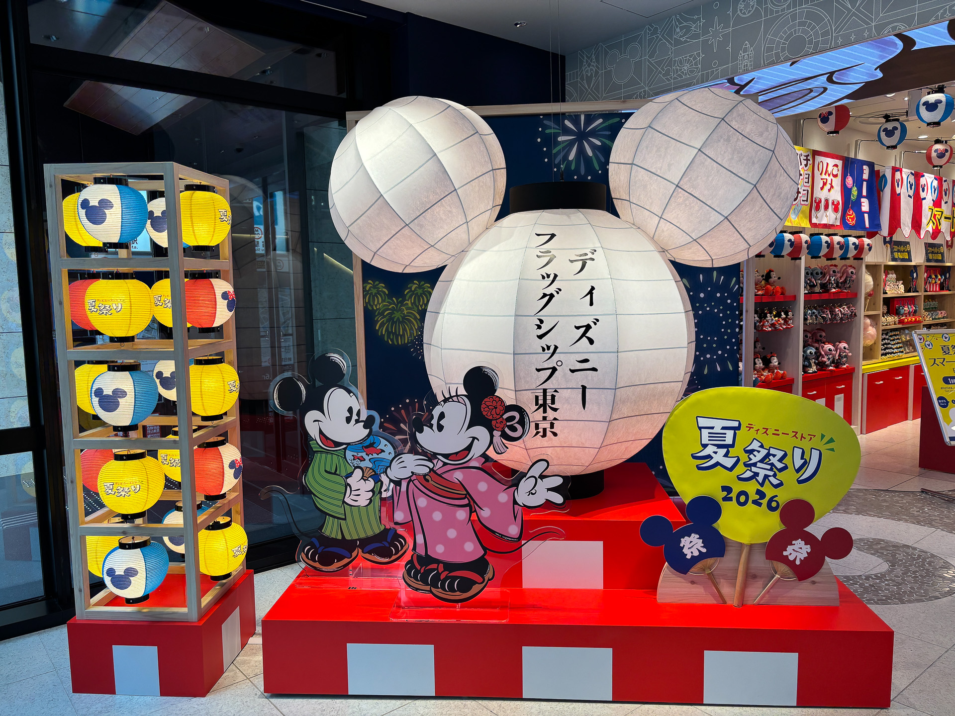 「ディズニーストア 夏祭り」がスタート。新宿店にお祭りデコレーションが登場した