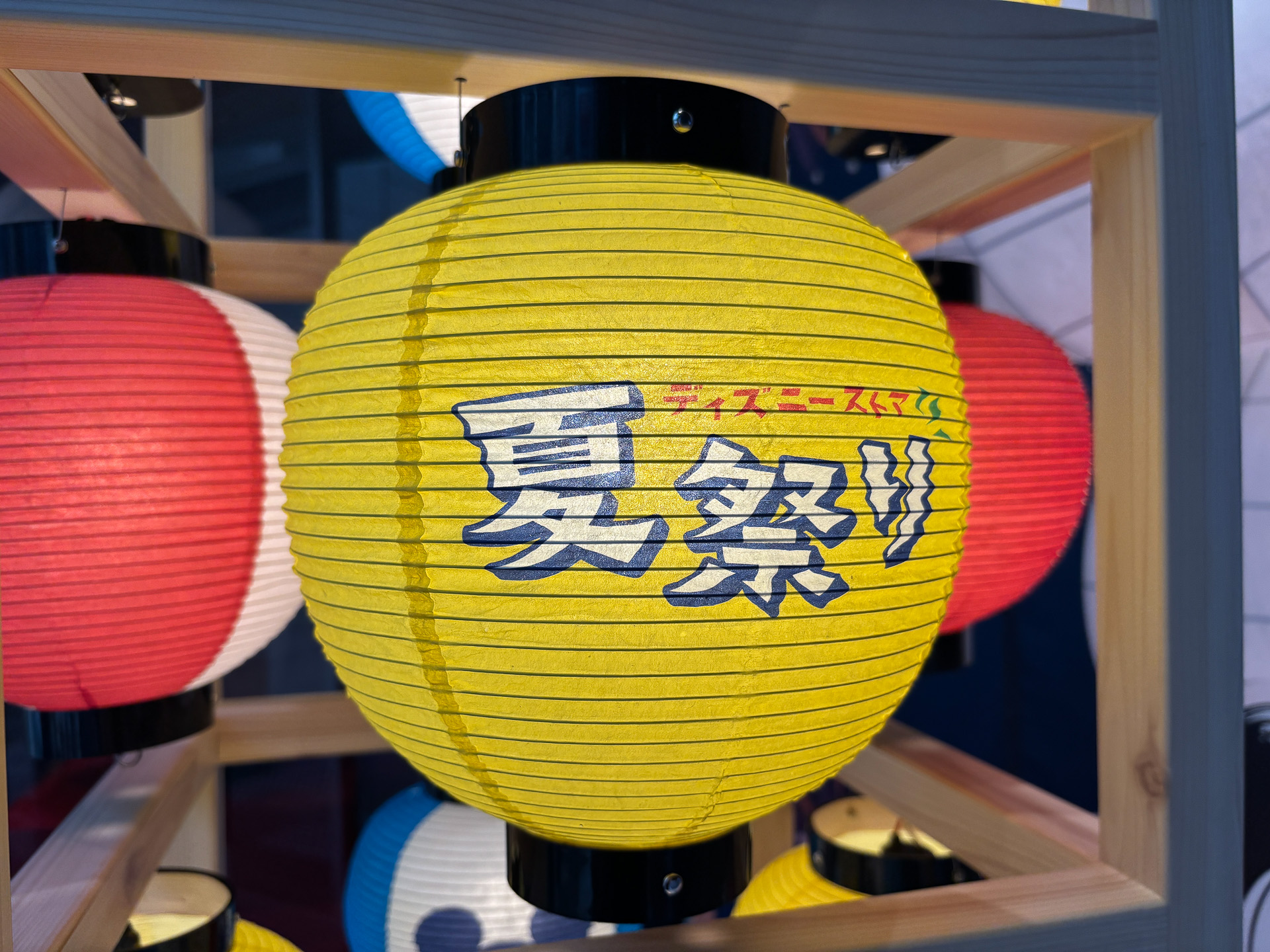 「ディズニーフラッグシップ東京」のエントランスには提灯などが登場