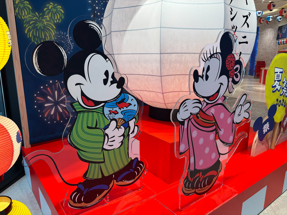 本日スタート！ 「ディズニーストア 夏祭り」の店内写真が到着。屋台