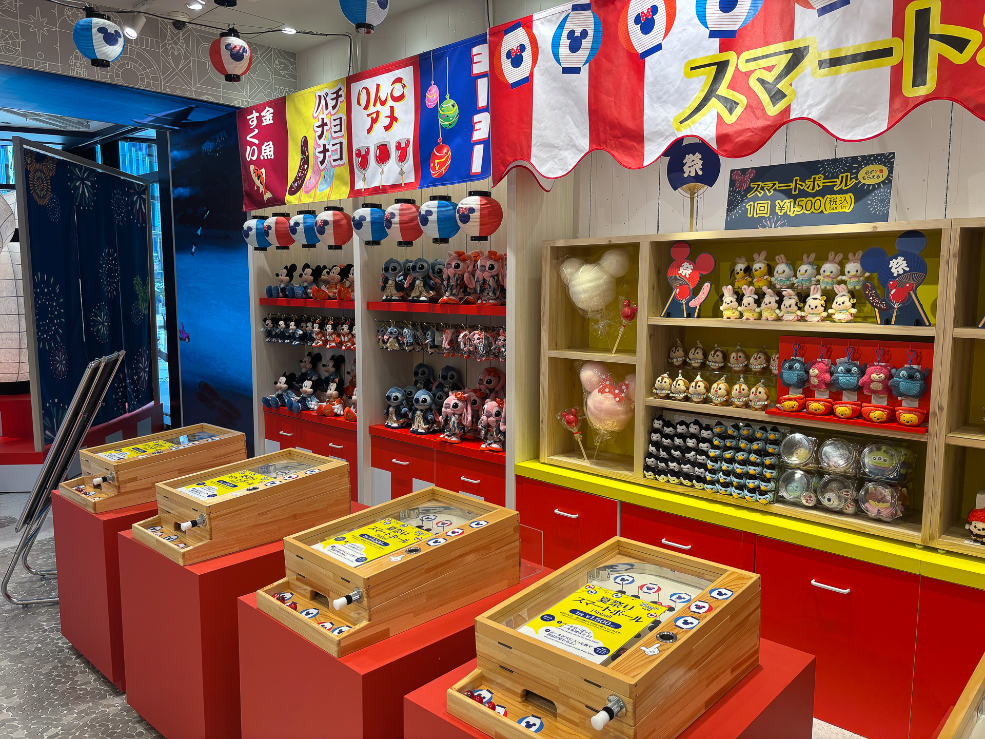 「ディズニーストア夏祭りスマートボール」は1回1500円。景品がずらりと棚に並ぶ