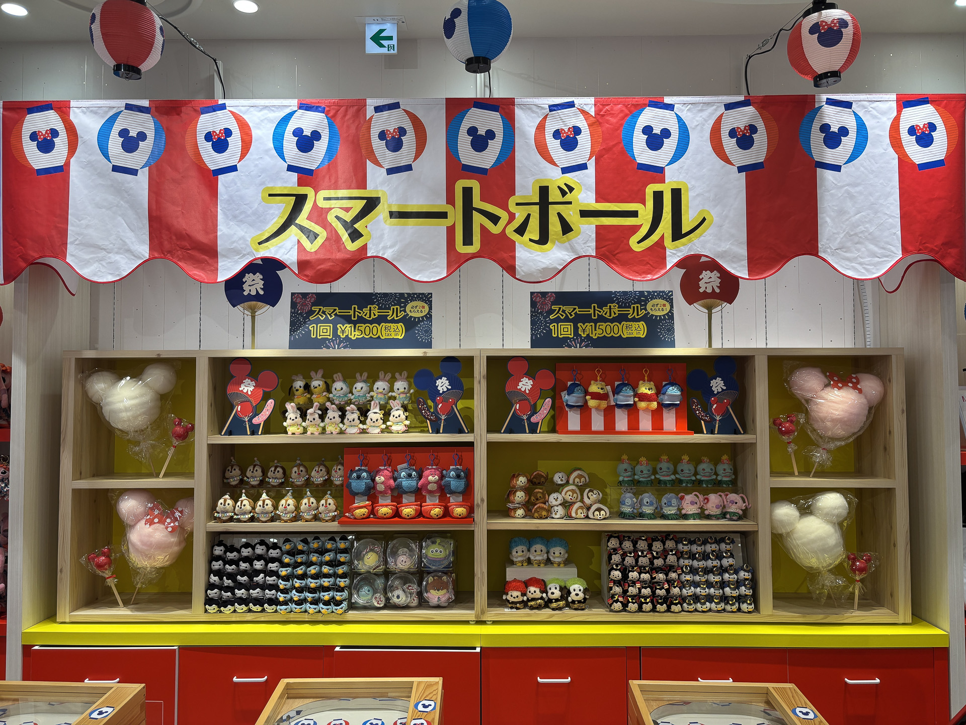 「ディズニーストア夏祭りスマートボール」は1回1500円。景品がずらりと棚に並ぶ
