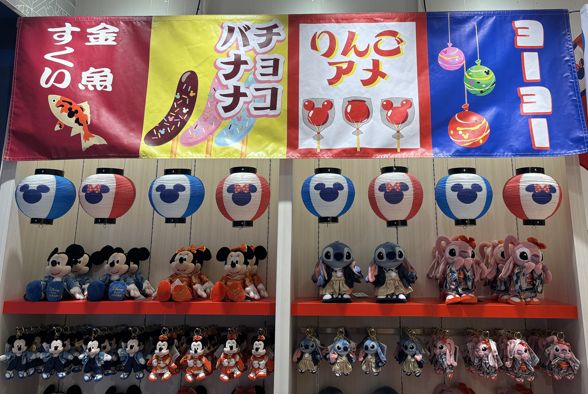 「ディズニーストア夏祭りスマートボール」は1回1500円。景品がずらりと棚に並ぶ