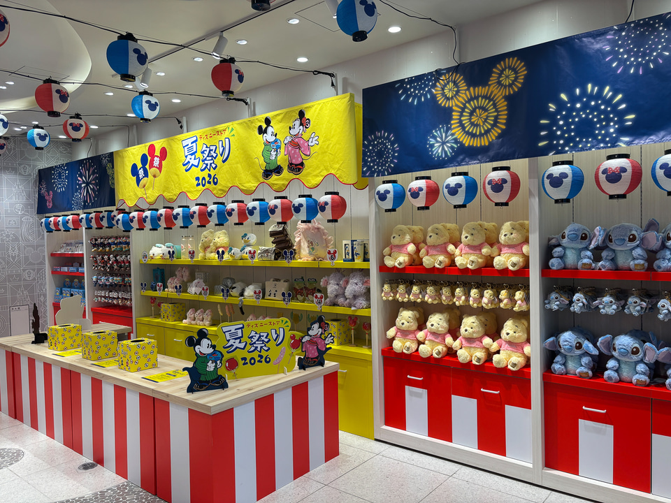 本日スタート！ 「ディズニーストア 夏祭り」の店内写真が到着。屋台