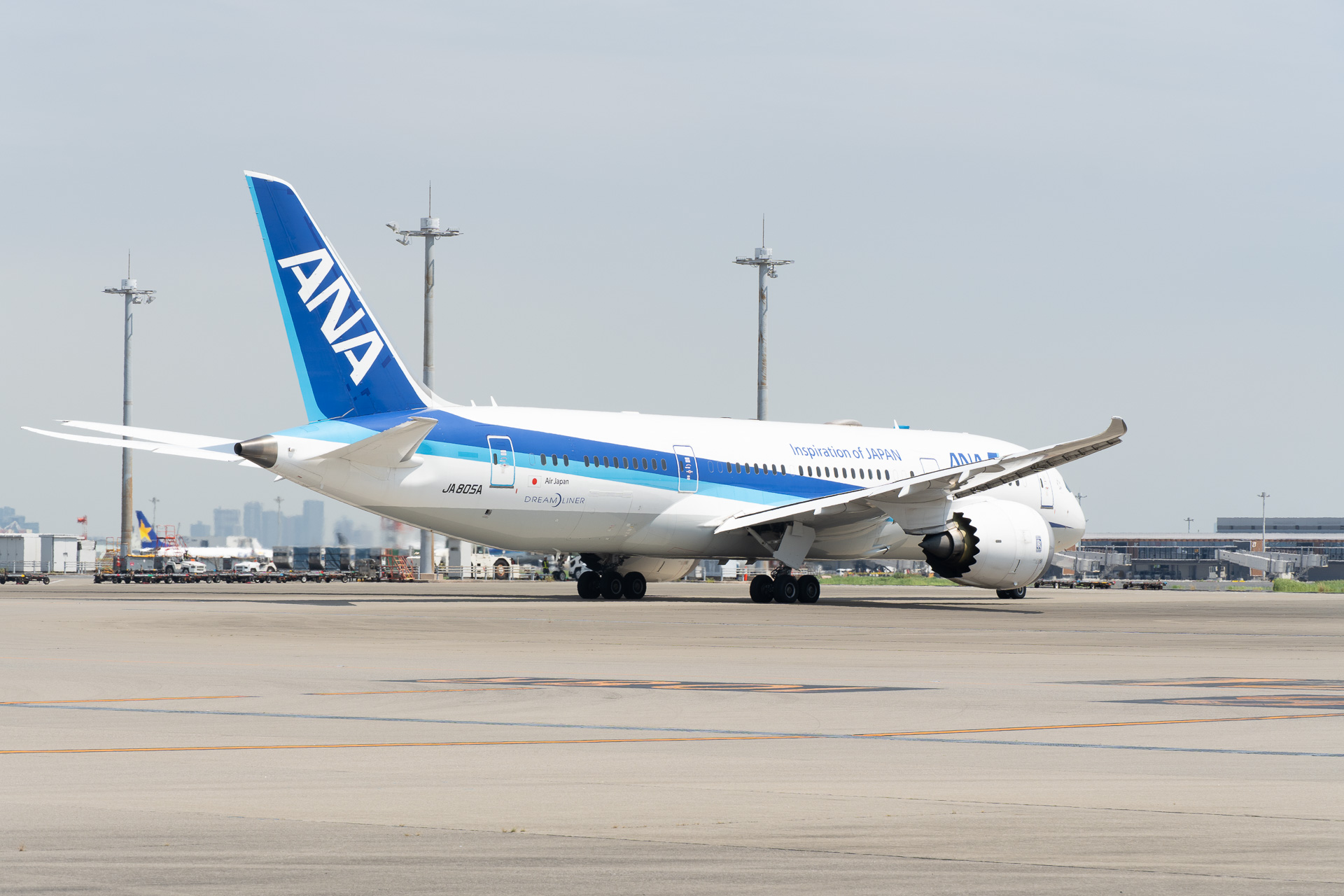 滑走路へ向かうNH102便（登録記号：JA805A）