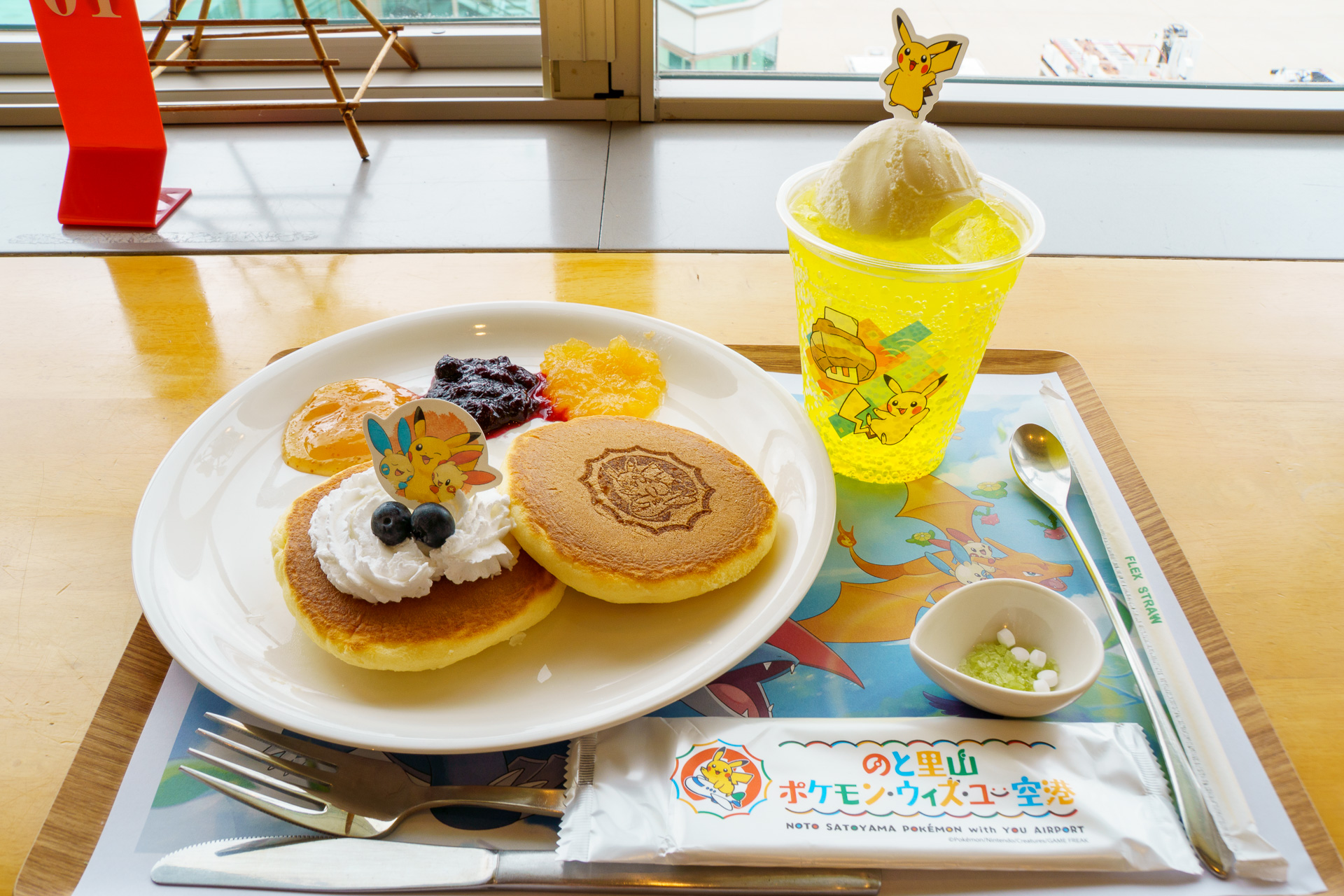 ポケモンと一緒！のとの恵みベリーパンケーキとピカチュウのパチパチしおサイダーをセットで注文してみた