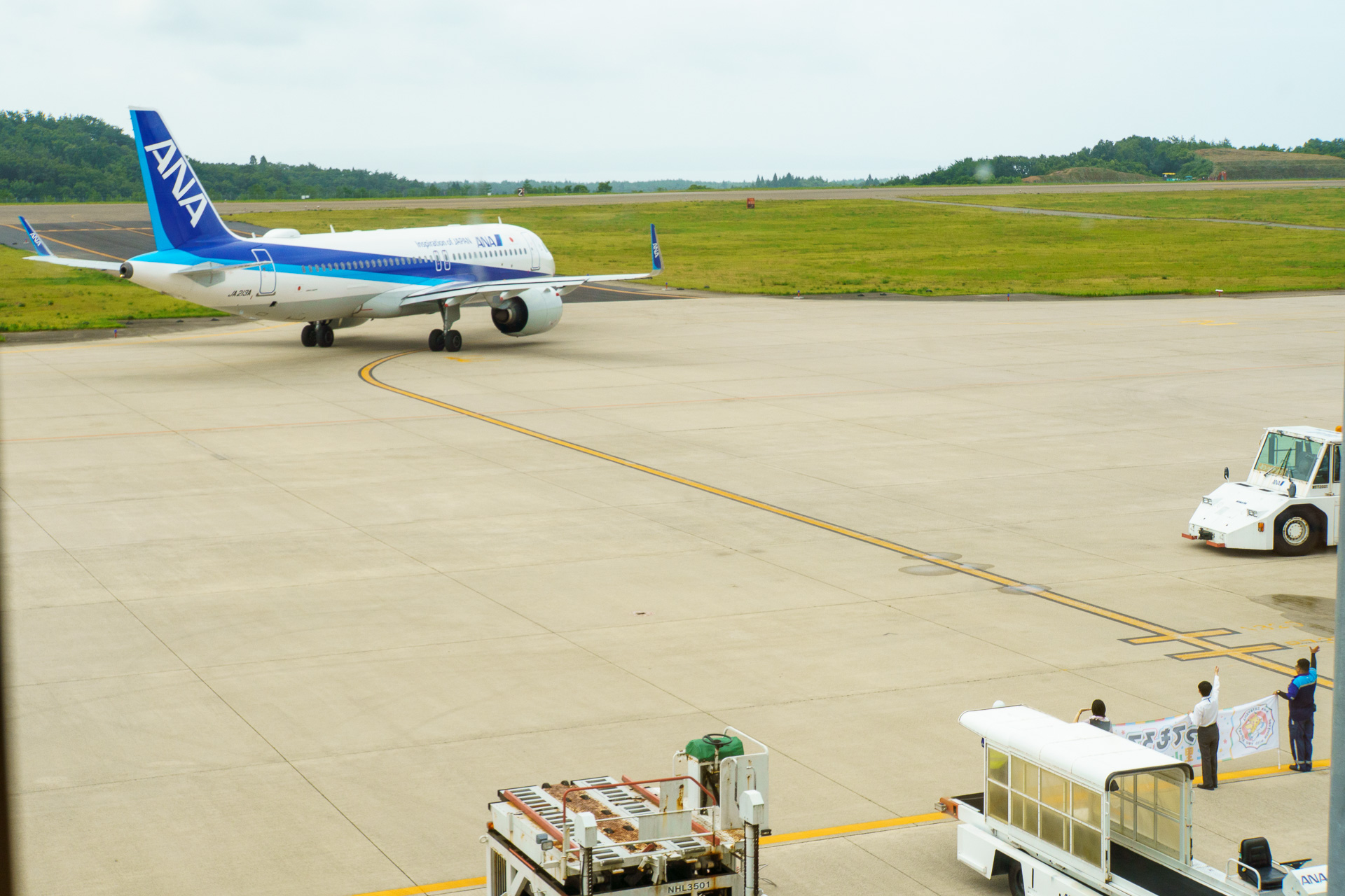 羽田行きの便が出発する際には、空港スタッフが駐機場からお見送りしていた