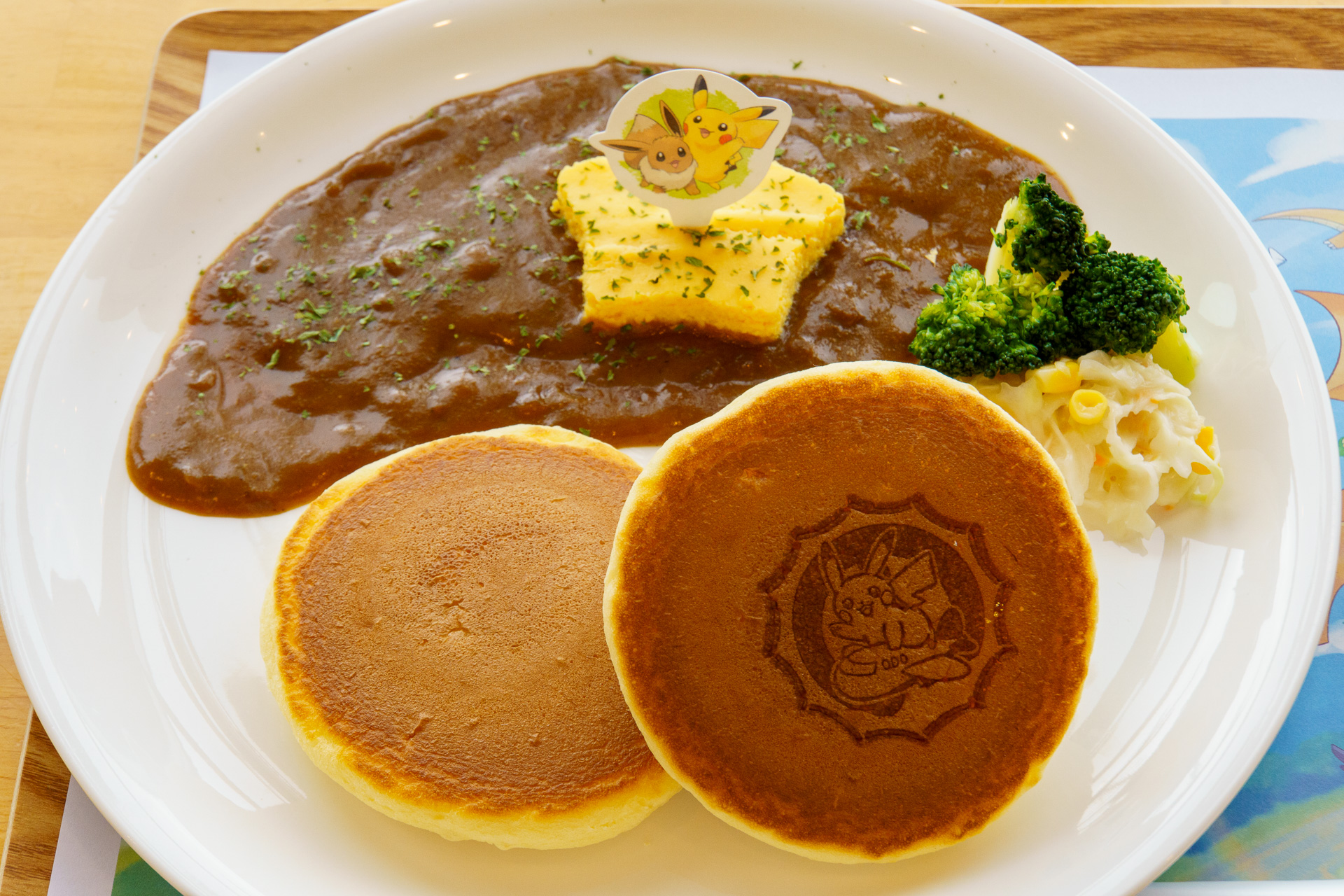 ポケモンと一緒！のと里山カレーパンケーキ（単品1800円/ドリンクセット2500円）