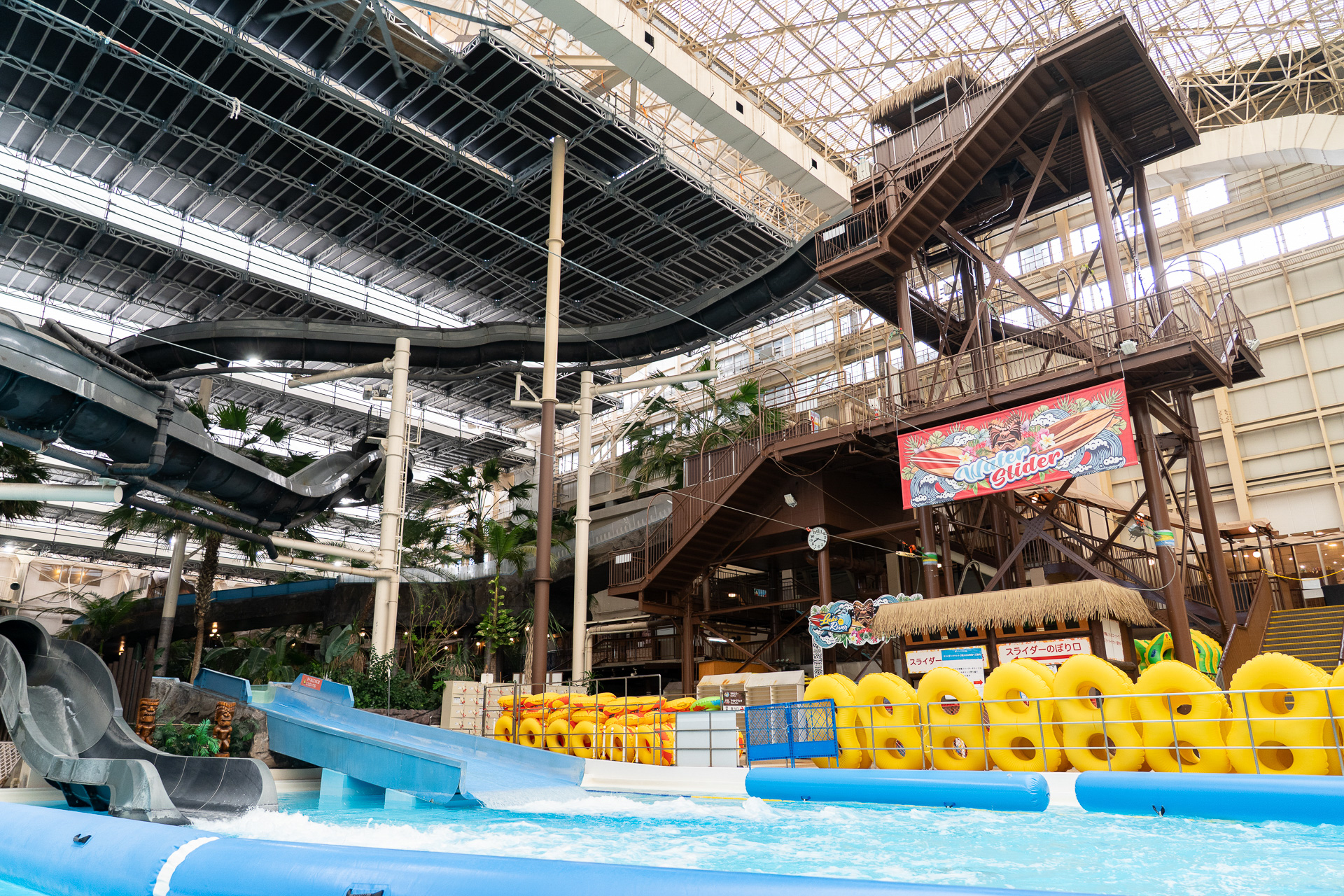 専用の浮き輪を使うスライダー「マウナ・ブラック」と「ラキ・リバー」