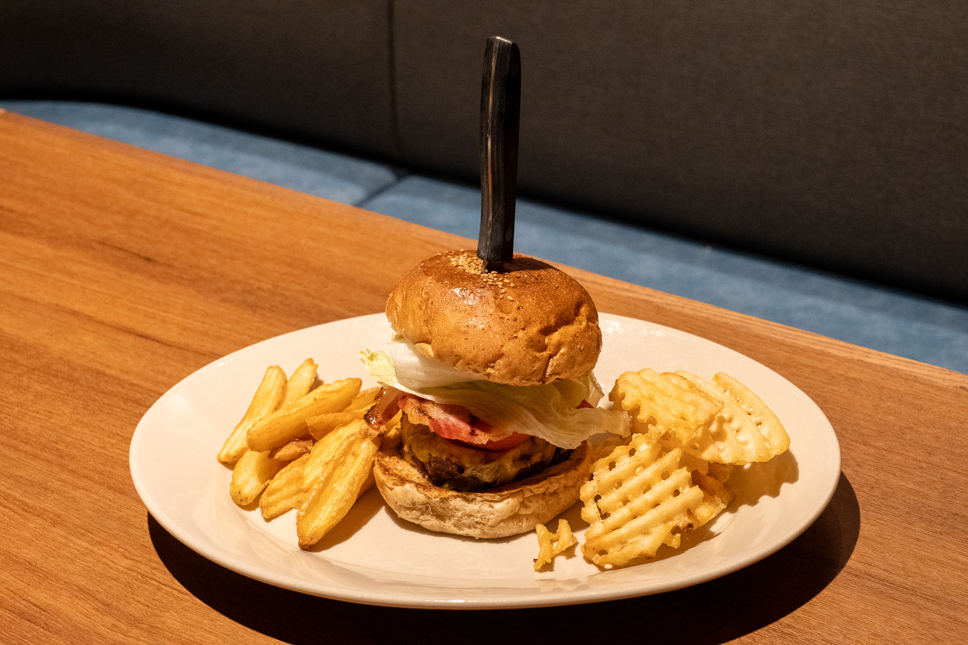 ランチタイムメニューにはボリューム満点の本格ハワイアンバーガーやロコモコも
