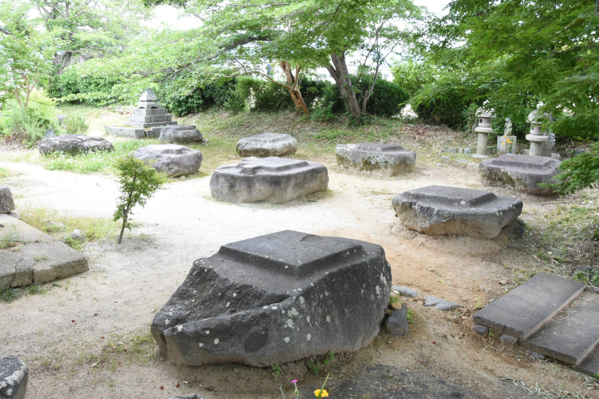 奈良市西の京・薬師寺の前身となった寺院で、現在は小堂が残る「本薬師寺跡」（写真提供：世界遺産「飛鳥・藤原」登録推進協議会）