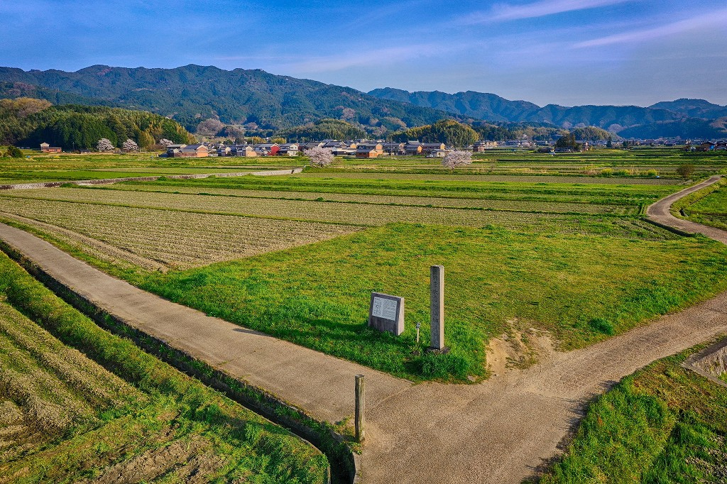 飛鳥・藤原地域最大の古代寺院で、現在は香具山南麓の水田に碑が残る「大官大寺跡」（写真提供：世界遺産「飛鳥・藤原」登録推進協議会）
