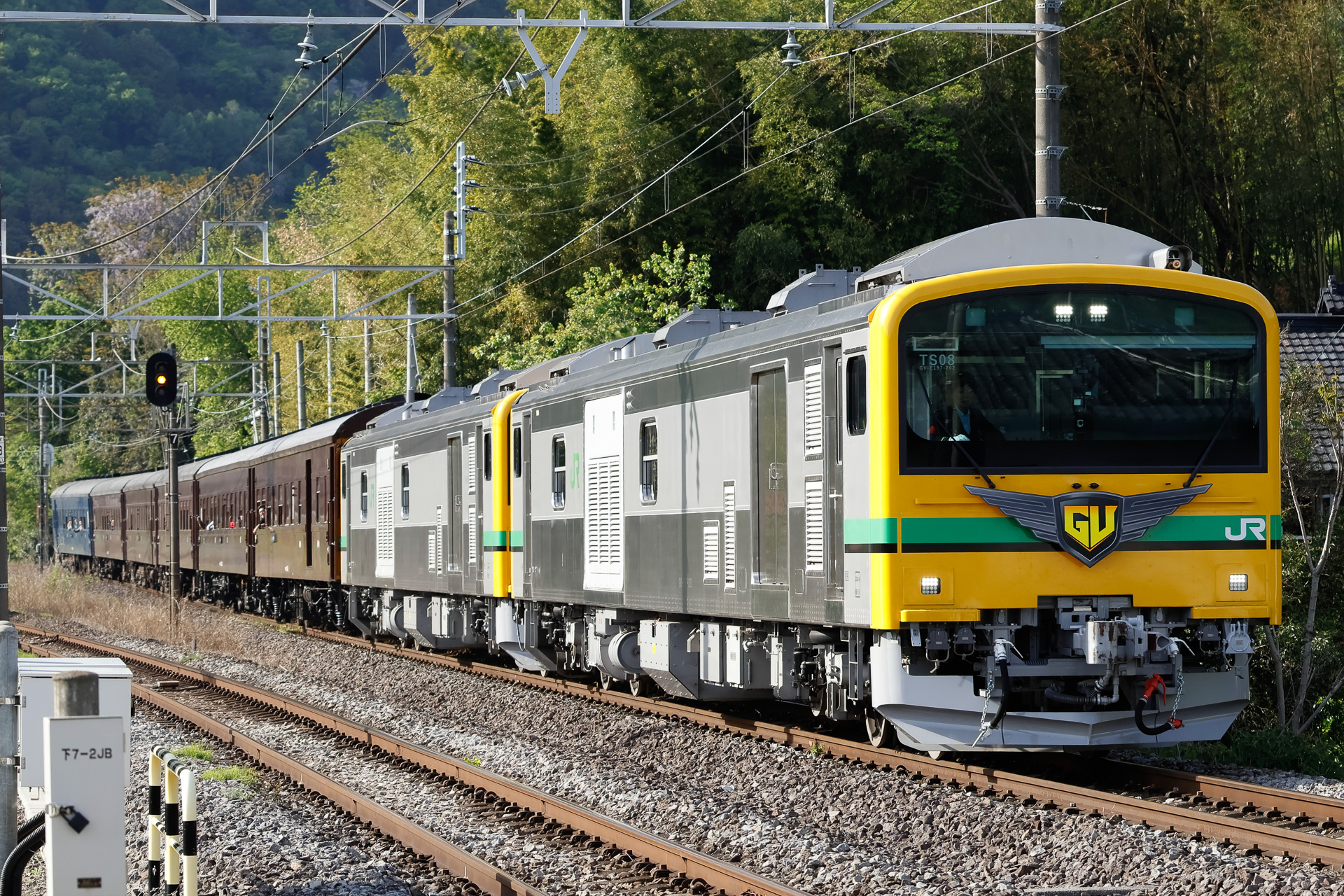 JR東日本の「SLぐんま」「GVぐんま」（写真）などで使用している旧型客車にも栓抜きが付いており、「栓抜き体験」としてアピールポイントの1つになっている
