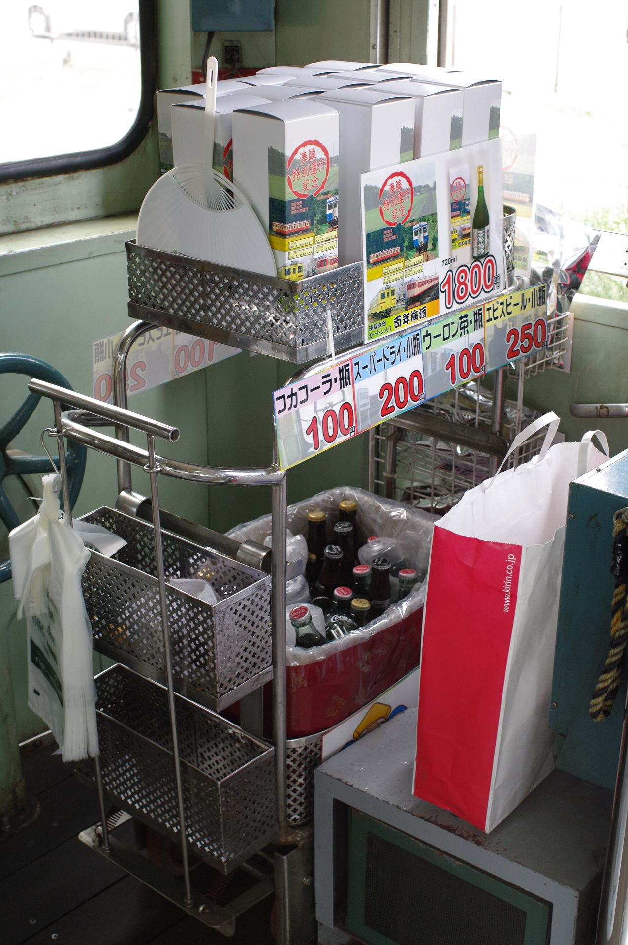 ひたちなか海浜鉄道の「真夏の“あつ～い”レトロ列車運行」で登場した瓶入り飲料の車販ワゴン。この車販ワゴンも、いったいどこから見つけてきたのかと思うクラシックなものであった