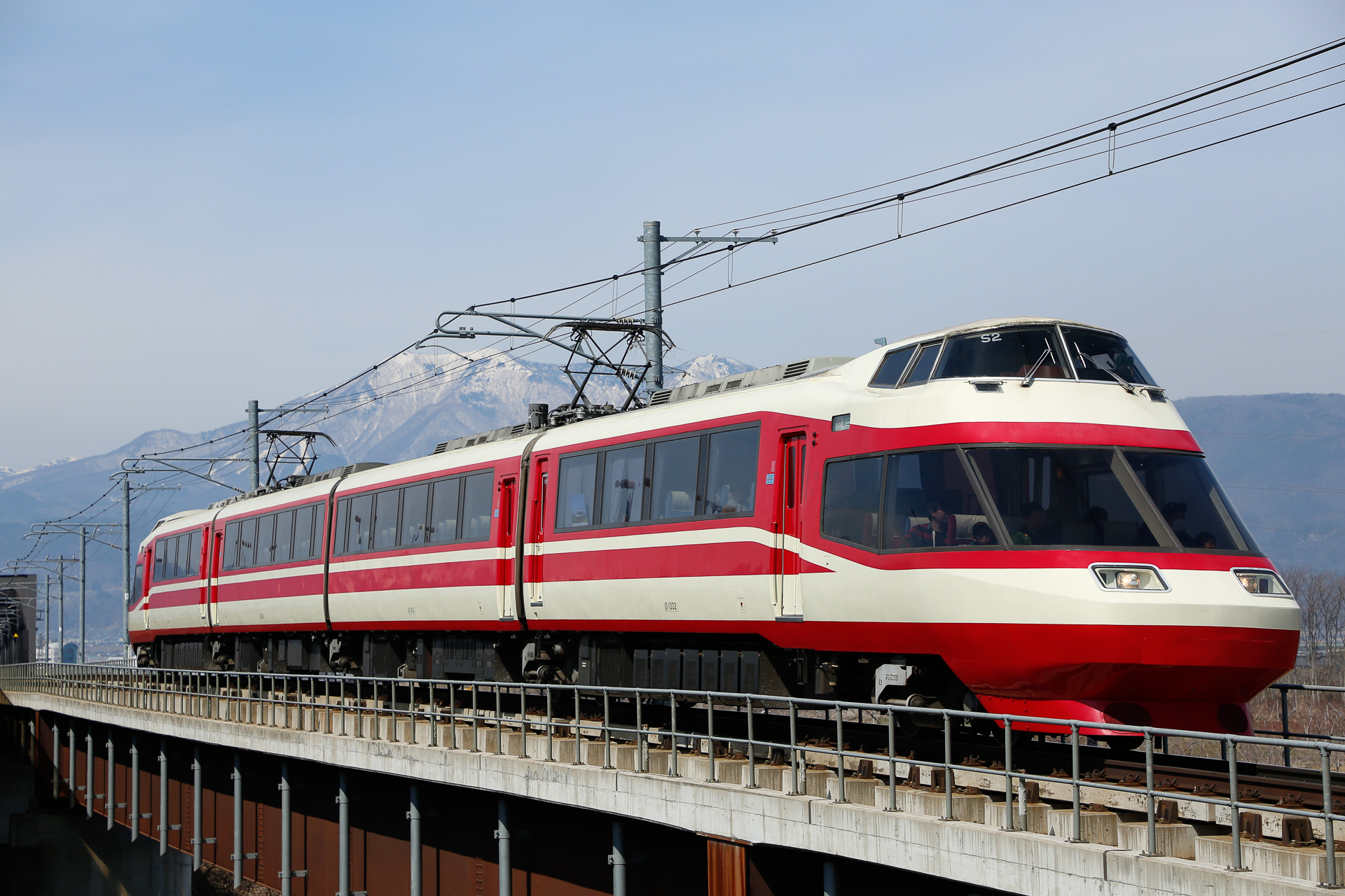 長野電鉄1000系。小田急10000形HiSE車を譲受したものだから、実は「かつての小田急ロマンスカー」を体験できる存在でもある