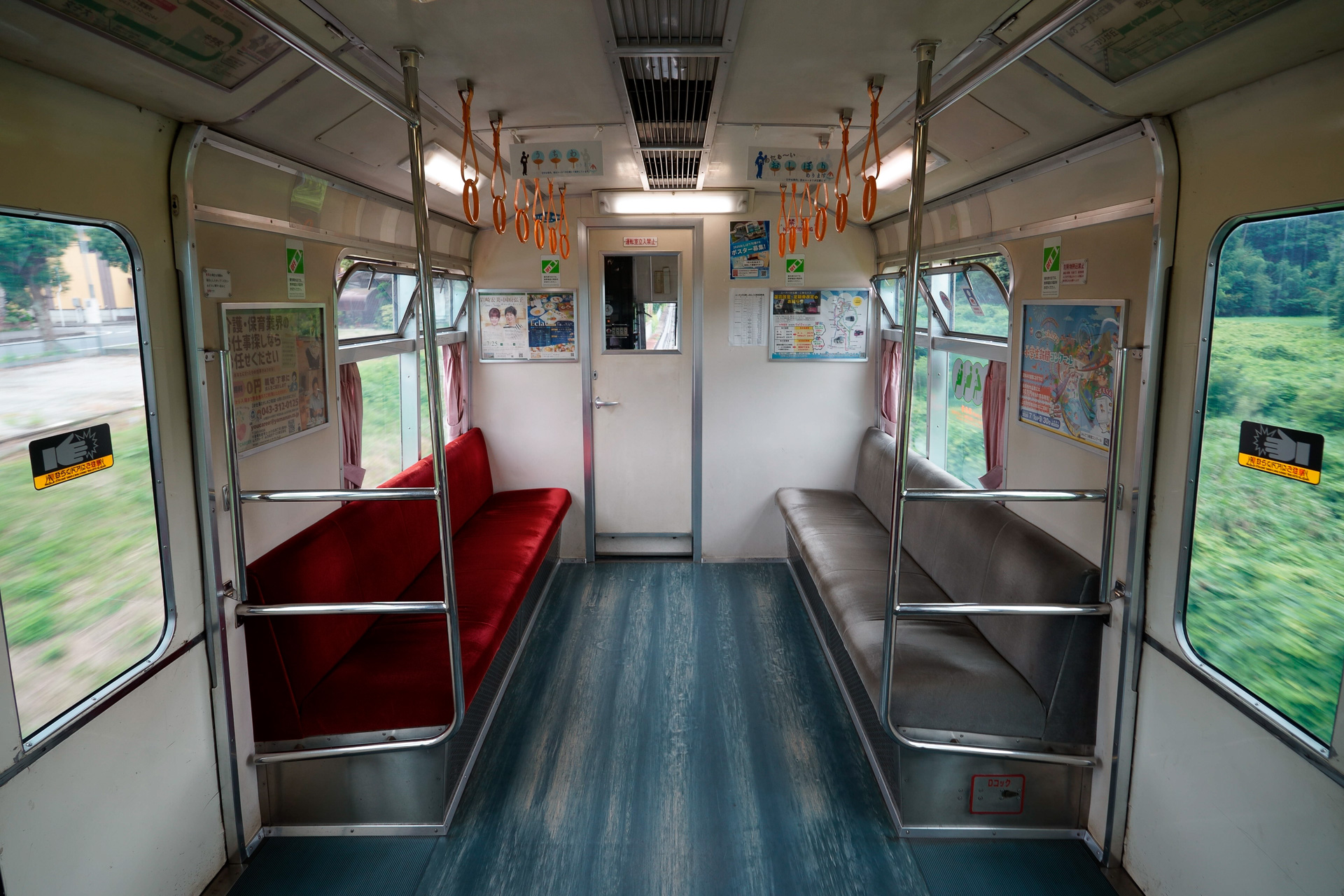 その車内。非冷房車だが日よけは横引きカーテンというところが、ちょっとミスマッチ感があっておもしろい