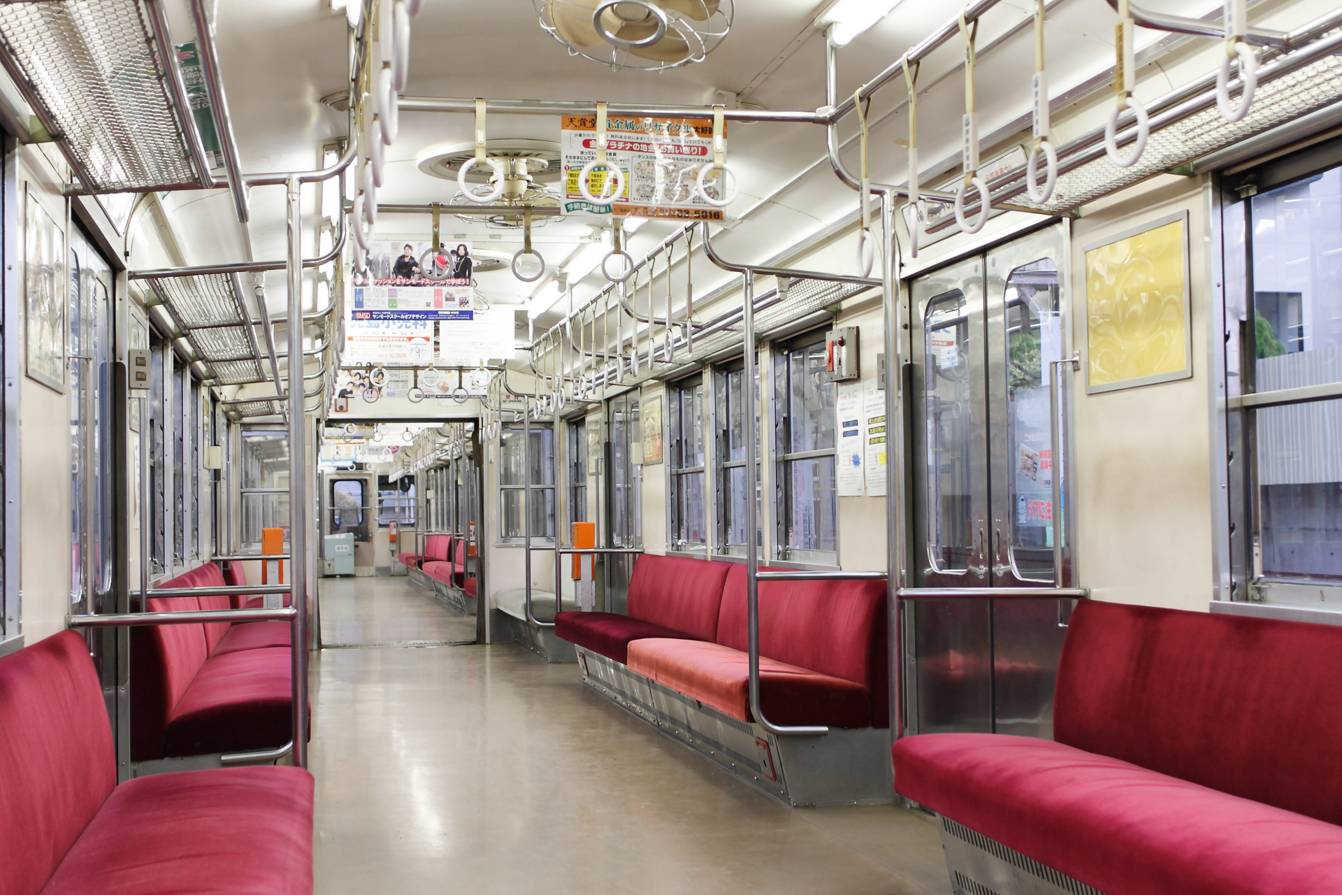 その車内。見てお分かりのように扇風機しかない