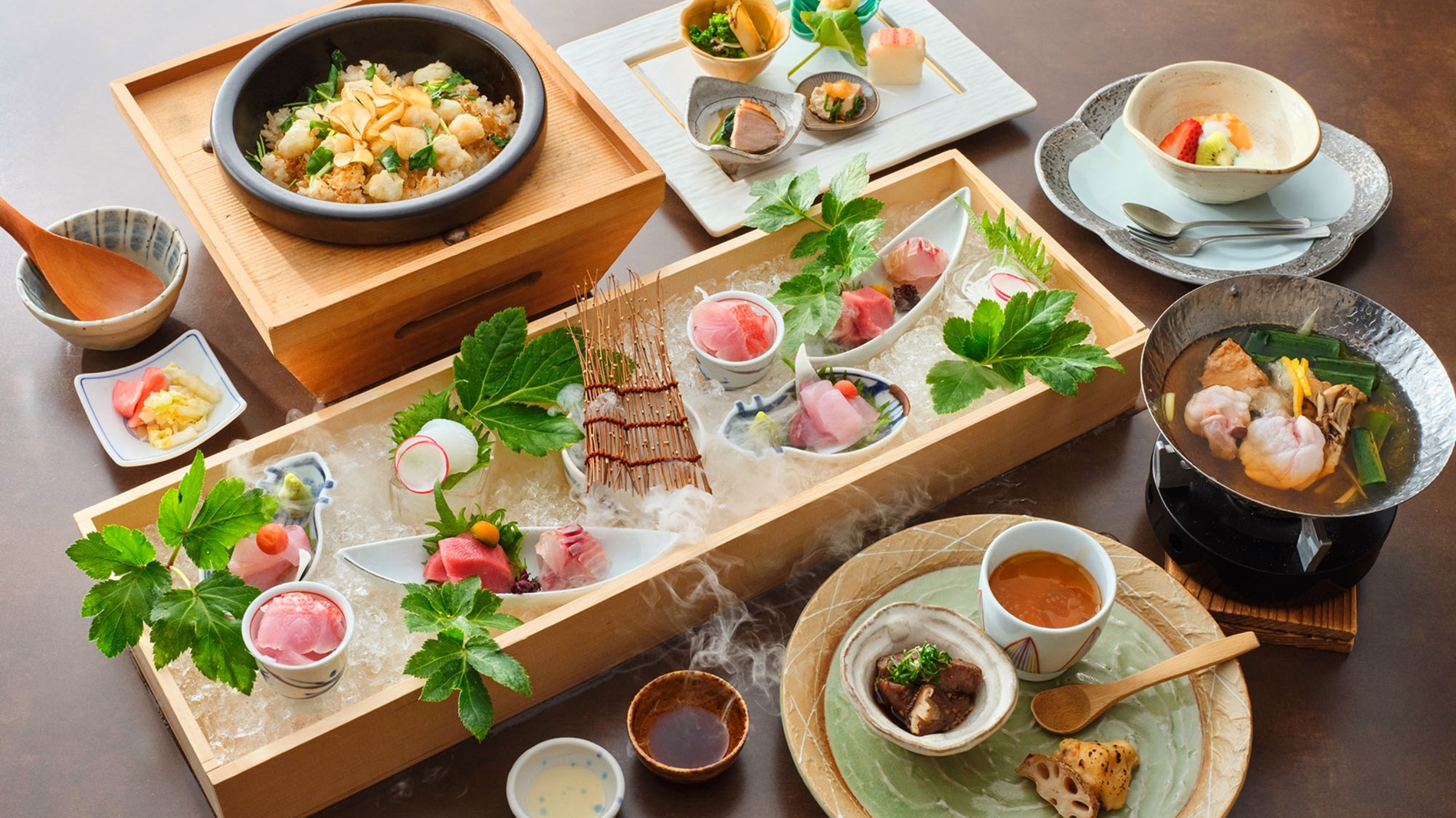 夕食コース名物の「赤沢海鮮玉手箱」