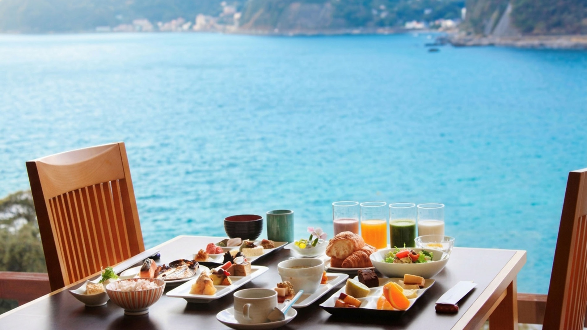 海の見えるレストランで楽しめる朝食ビュッフェ