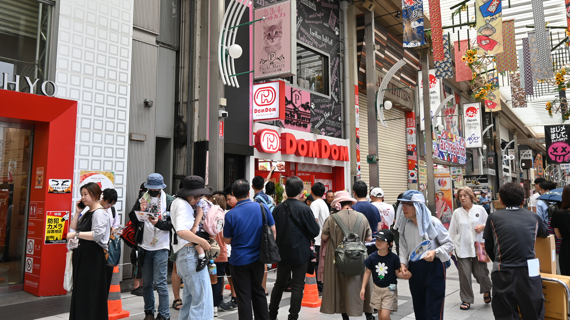 限定商品を求めて、200近い人々が開店前から行列に並んだ