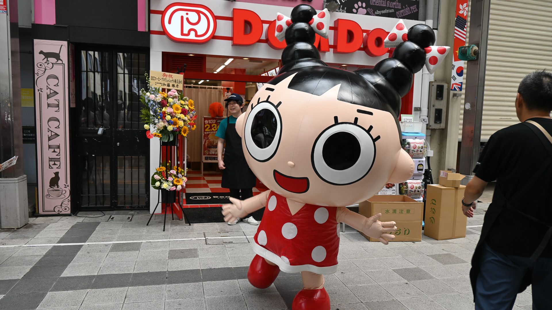 開店には、スガキヤイメージキャラクター「スーちゃん」も駆け付けた