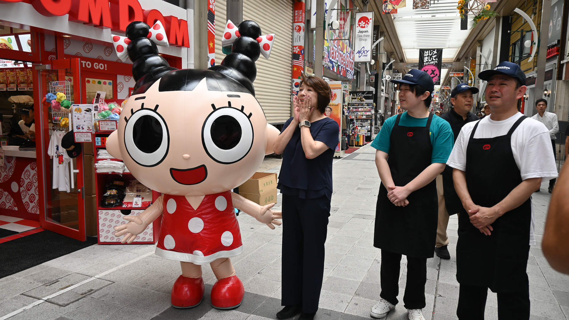 開店のあいさつをする藤崎社長、境店長と、スガキヤのキャラクター「スーちゃん」