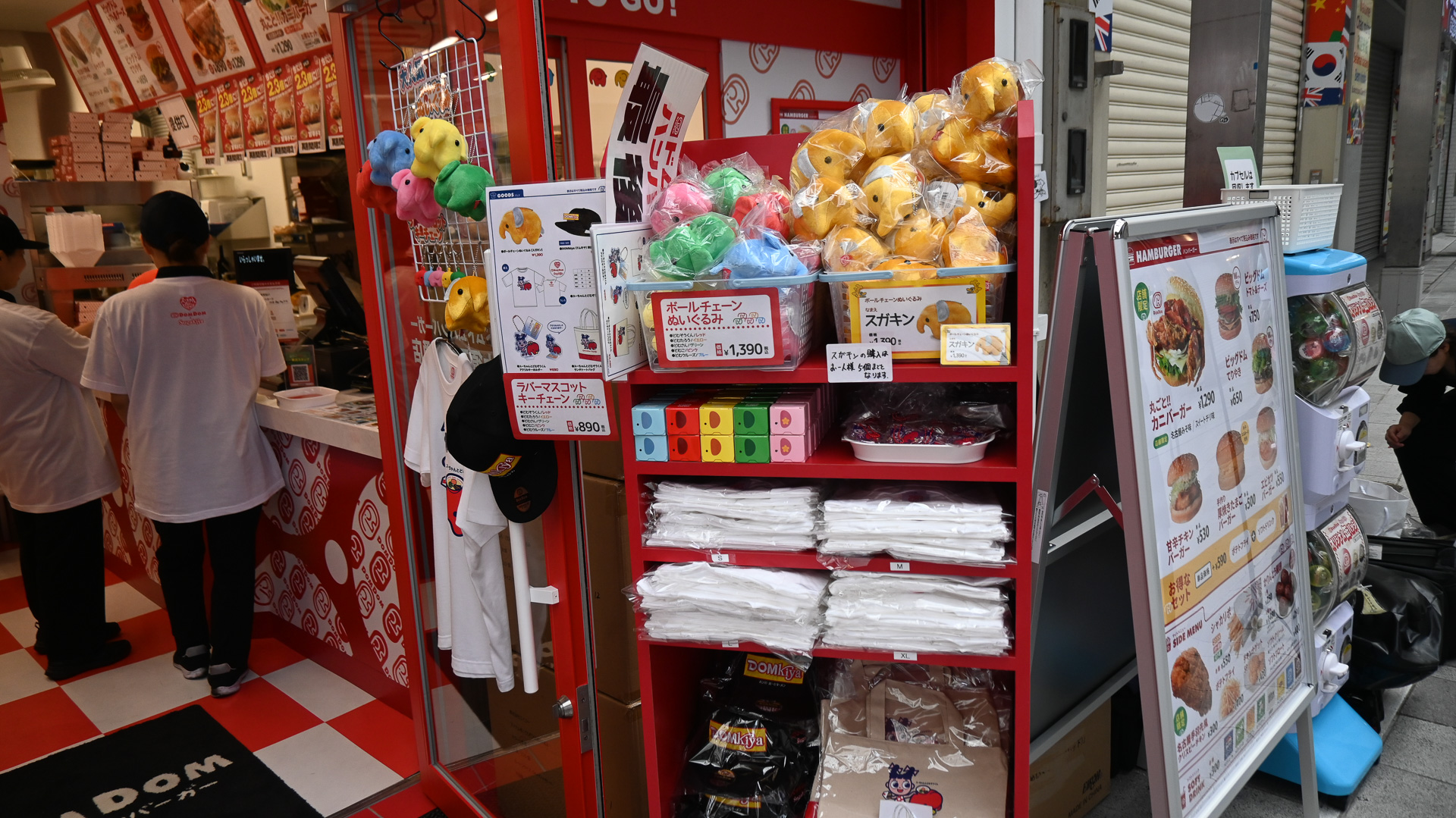 グッズ販売も行なっている。スガキヤとのコラボ商品「スガキン」も取り扱う