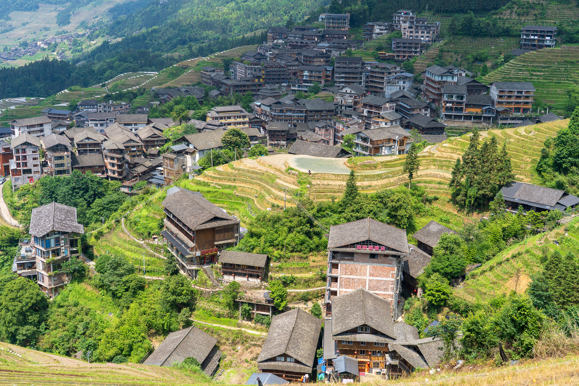 山の急斜面にへばりつくようにして建てられたチワン族の集落