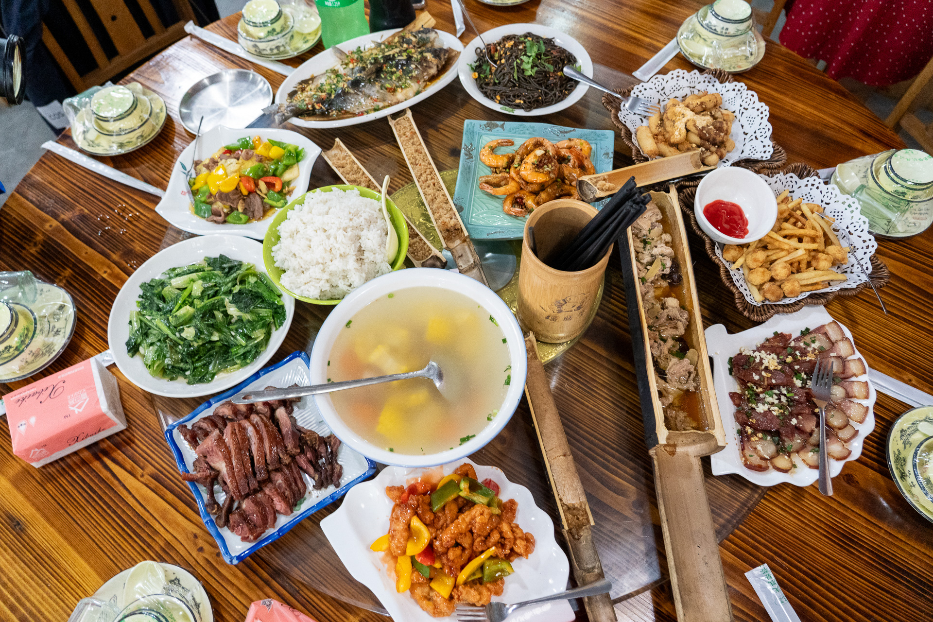 大きな円卓テーブルで食べる楽しさも