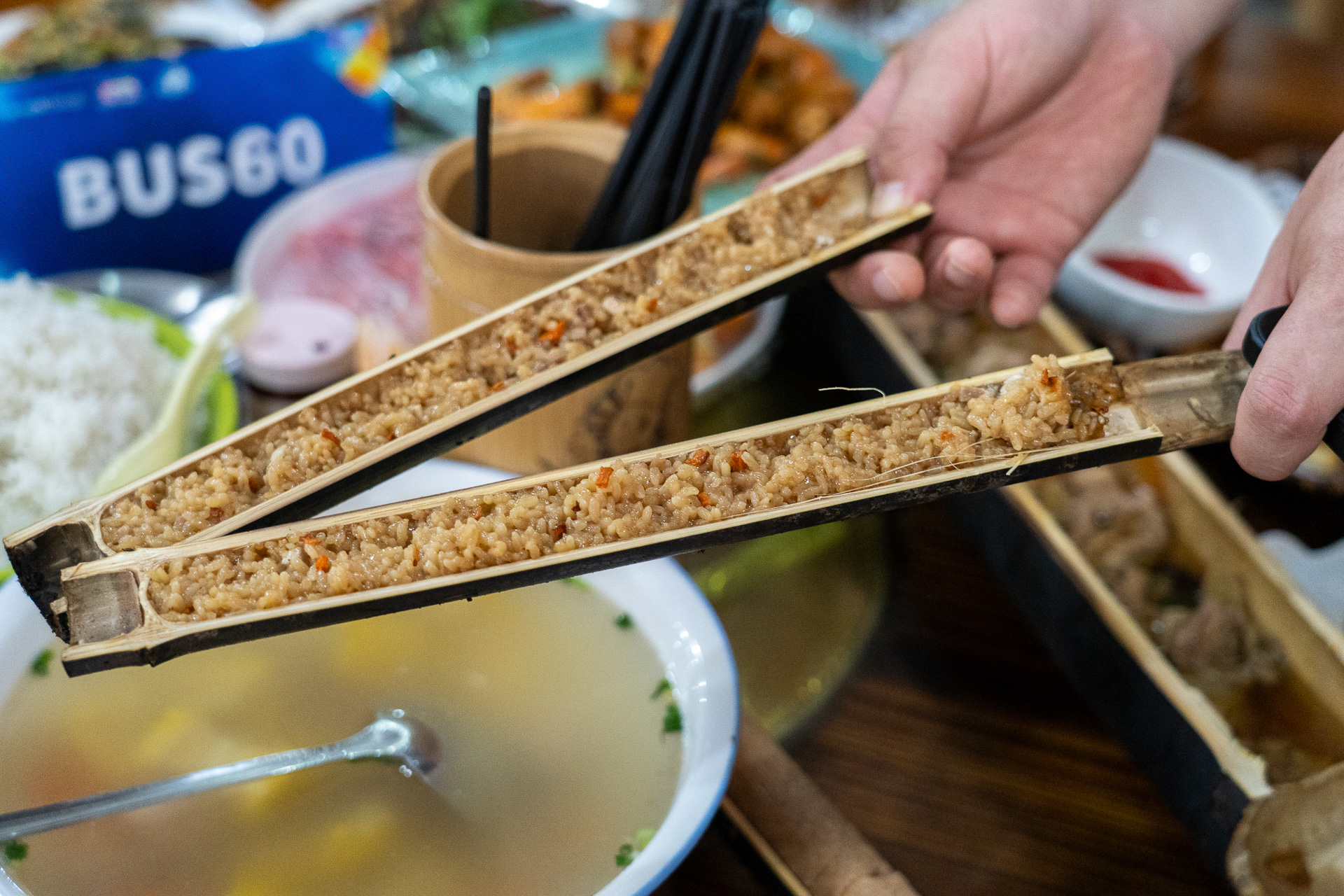 香ばしい炊き込みご飯が詰まった「竹筒飯（ちくとうはん）」は地元の名物料理