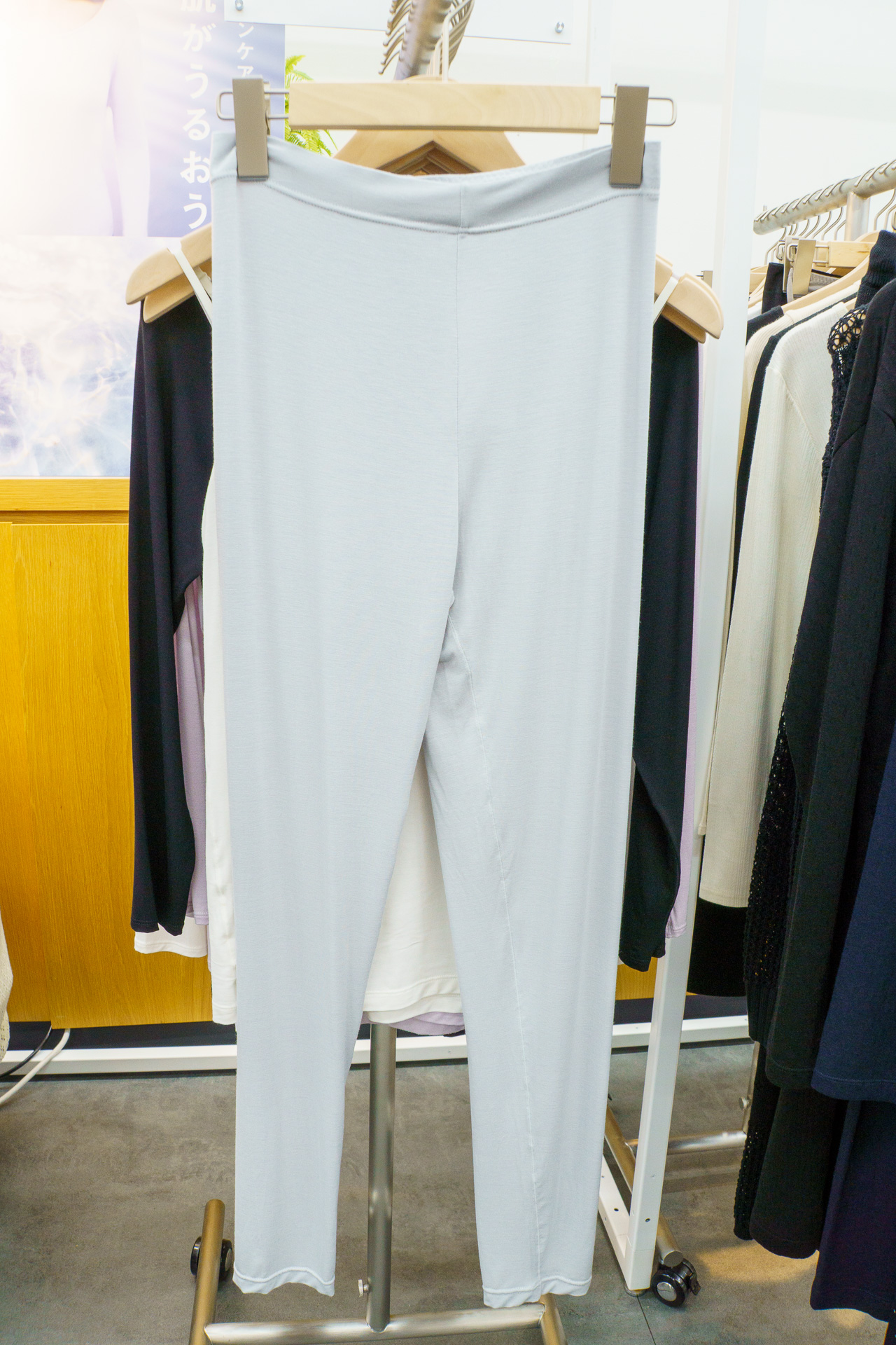 婦人 レギンス（2490円、ライトグレー・黒）
