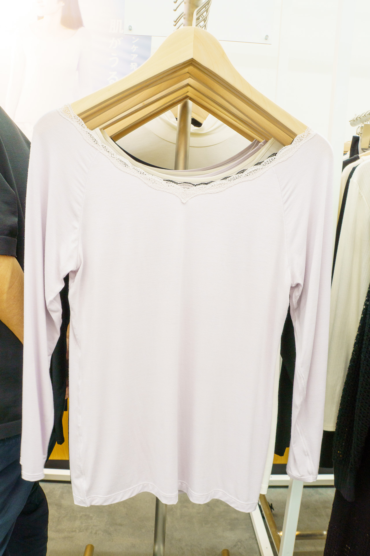 婦人 レース付きバレエネック八分袖Tシャツ（2490円、オフ白・ライトグレー・黒・ラベンダー）