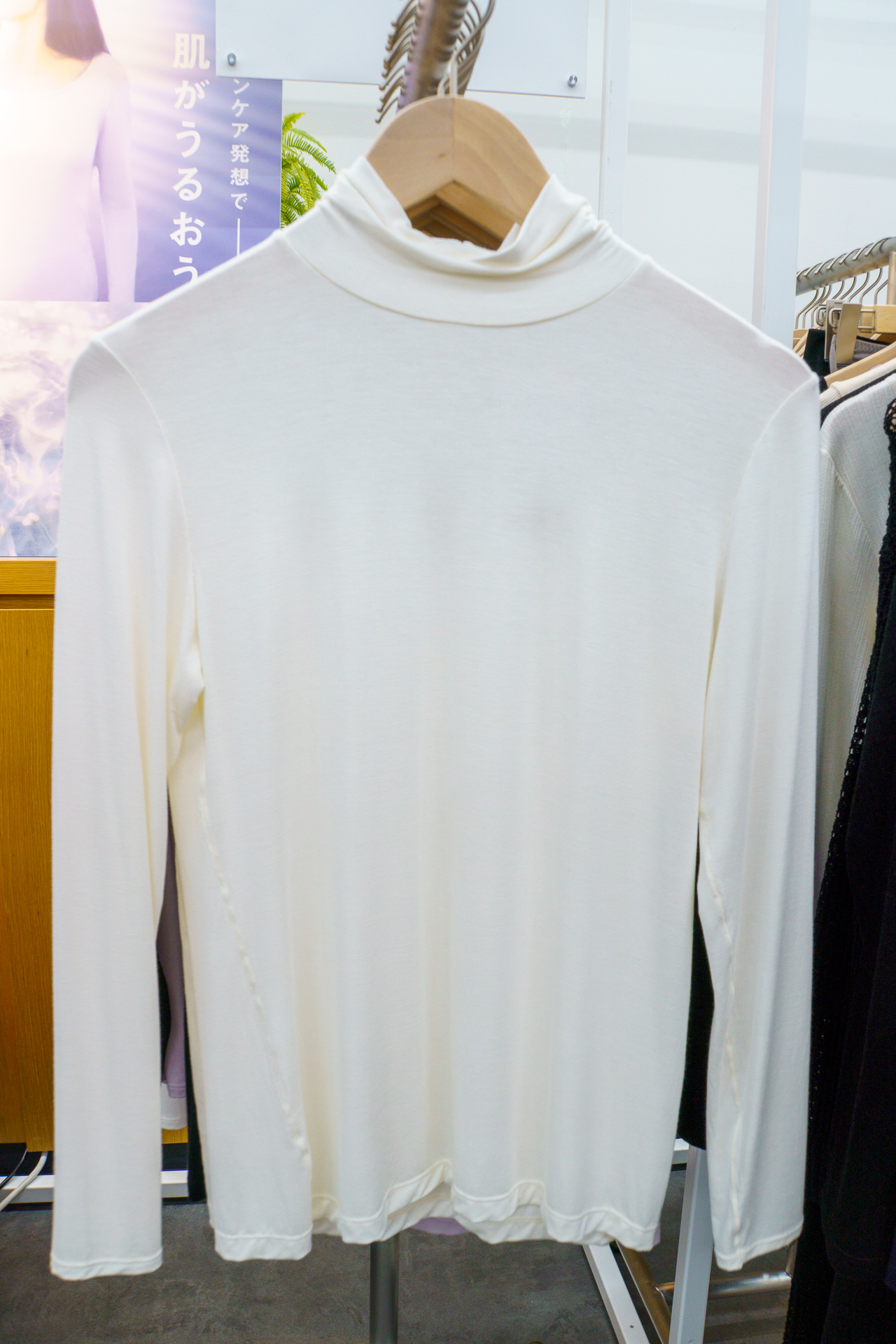 婦人 タートルネック長袖Tシャツ（2490円、オフ白・黒）