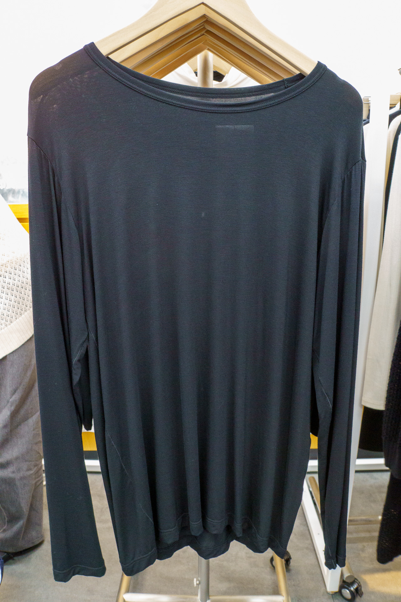 紳士 クルーネック長袖Tシャツ（3990円、オフ白・黒）
