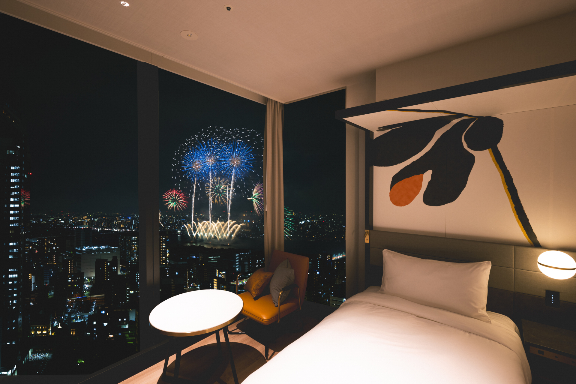ガラス張りの大きな窓から淀川に打ち上がる花火と夜景を一望できる客室タイプ「花火ビュールーム」