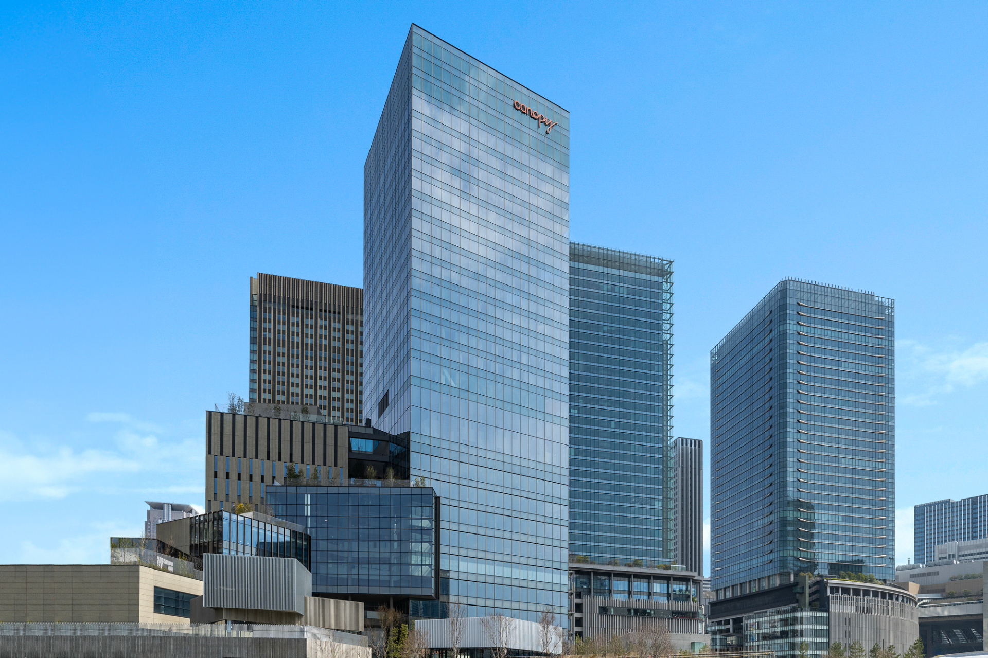 2024年9月に開業した、ヒルトンの日本初進出となるホテルブランド「キャノピーby ヒルトン大阪梅田」。JR大阪駅前「グラングリーン大阪」北館の高層フロアに入り、スイート含む全308室、3つの飲食施設、24時間利用可能なフィットネスセンターなどを完備する