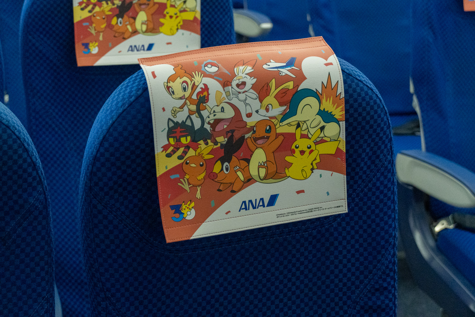 The headrest covers feature a design with all the Pokémon except Pomuken (not for takeaway).