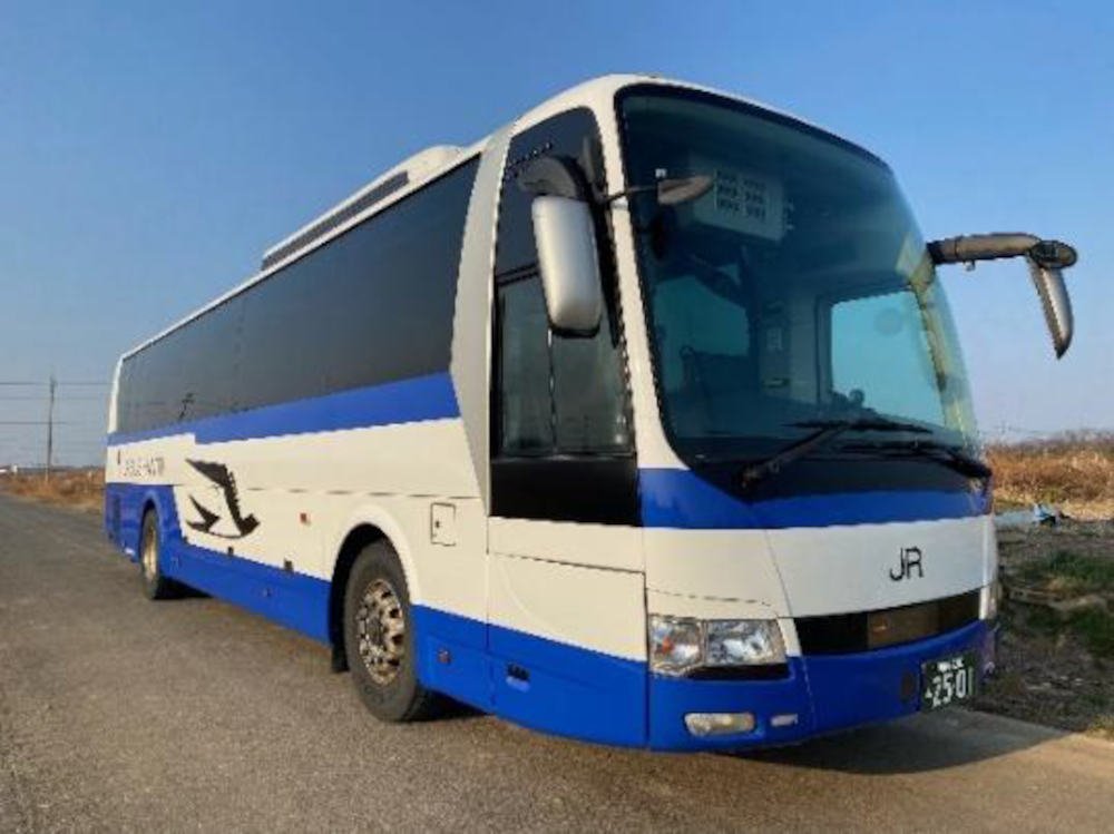 運行車両イメージ。定員38名乗り4列シート車、トイレ・電源完備