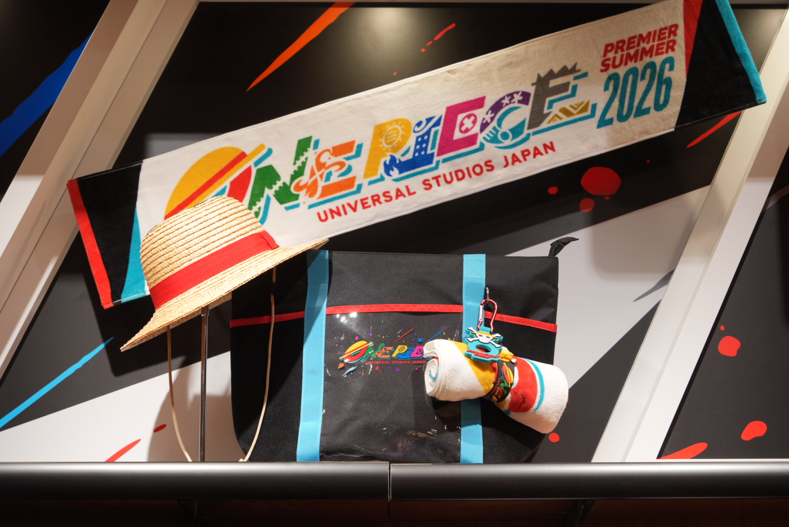 This summer's must-have "One Piece" muffler towel and collectibles.