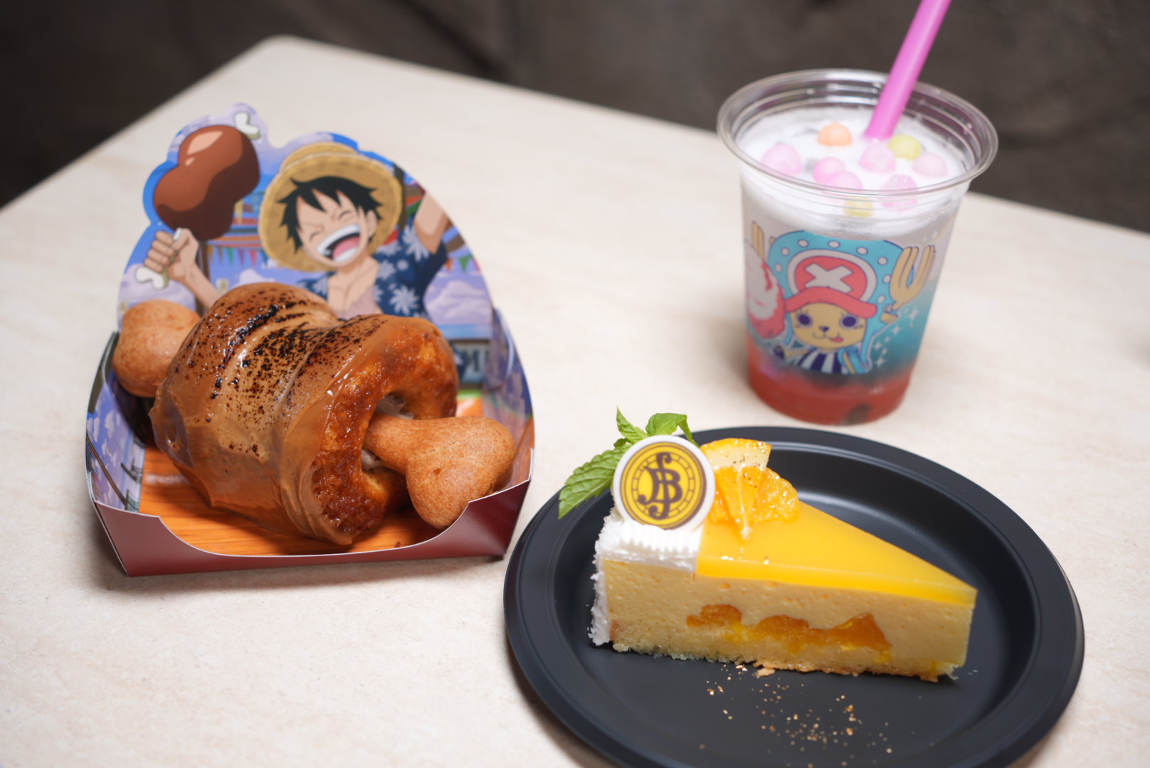 Luffy's Meaaat! Raspberry & Salted Caramel Mousse (1300 yen), Nami's Berry ♡ Orange & Mascarpone (950 yen), and Chopper's Cotton Candy! Salty Peach Drink (800 yen).
