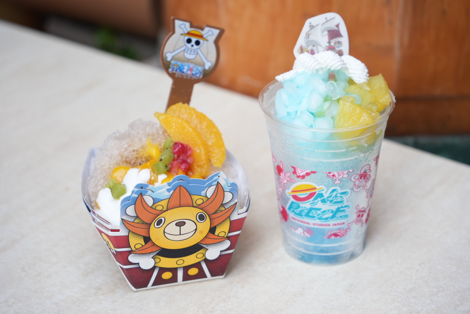 GO-GO Sunny! Cola Frappé with Spoon (1200 yen), and Set Sail! Straw Hat Crew's Lychee & Soda Frappé (1000 yen).